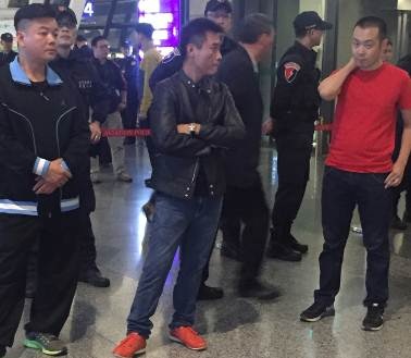 洪嫌（右1）率眾至機場圍堵香港民眾人士，並企圖衝撞警方。（刑事局提供）