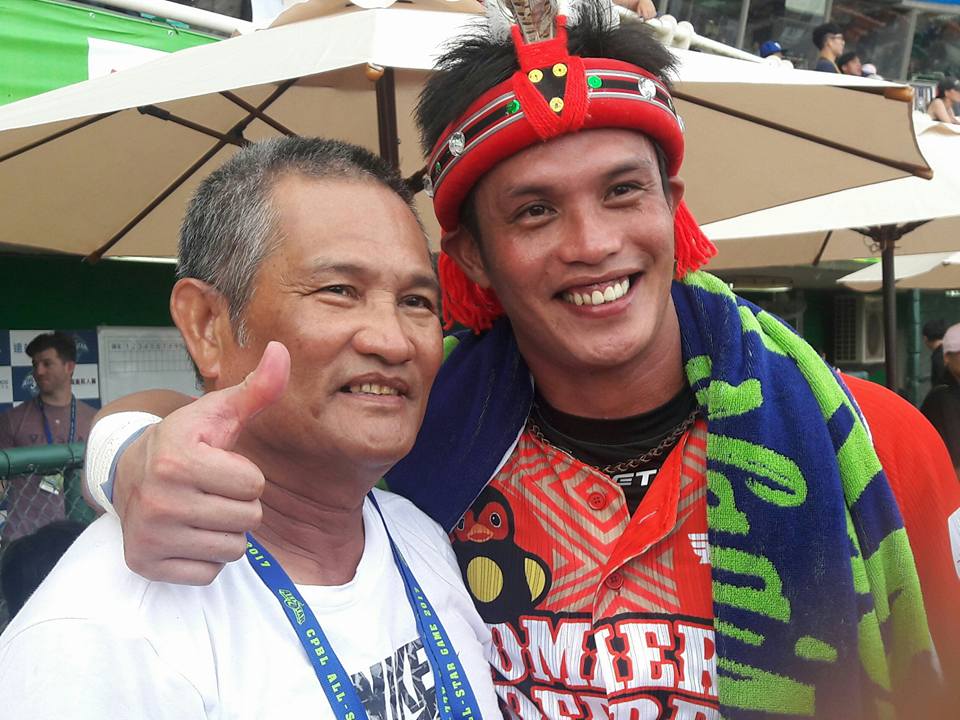 陽耀勳之前在全壘打大賽中封王，特別將獎送給父親陽德興。（摘自陽耀勳臉書）