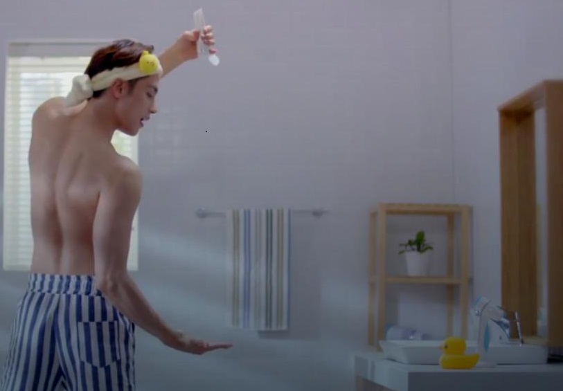 成勛在廣告片中大秀好身材，與玩具黃色小鴨對戲極逗趣。（翻攝自LumiSpa廣告片）