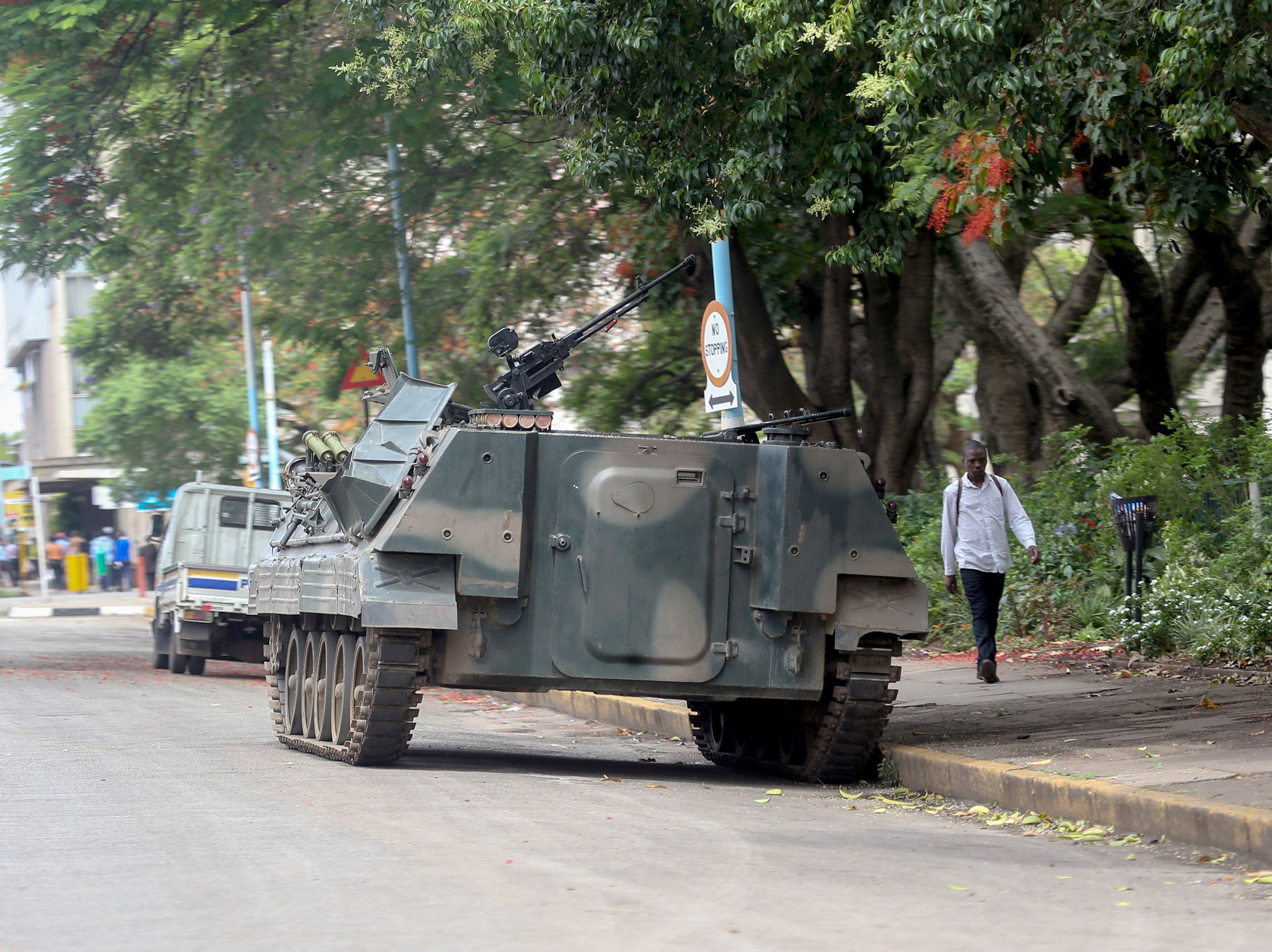 辛巴威街頭出現機槍坦克，總統穆加比據傳遭到軟禁。（東方IC）