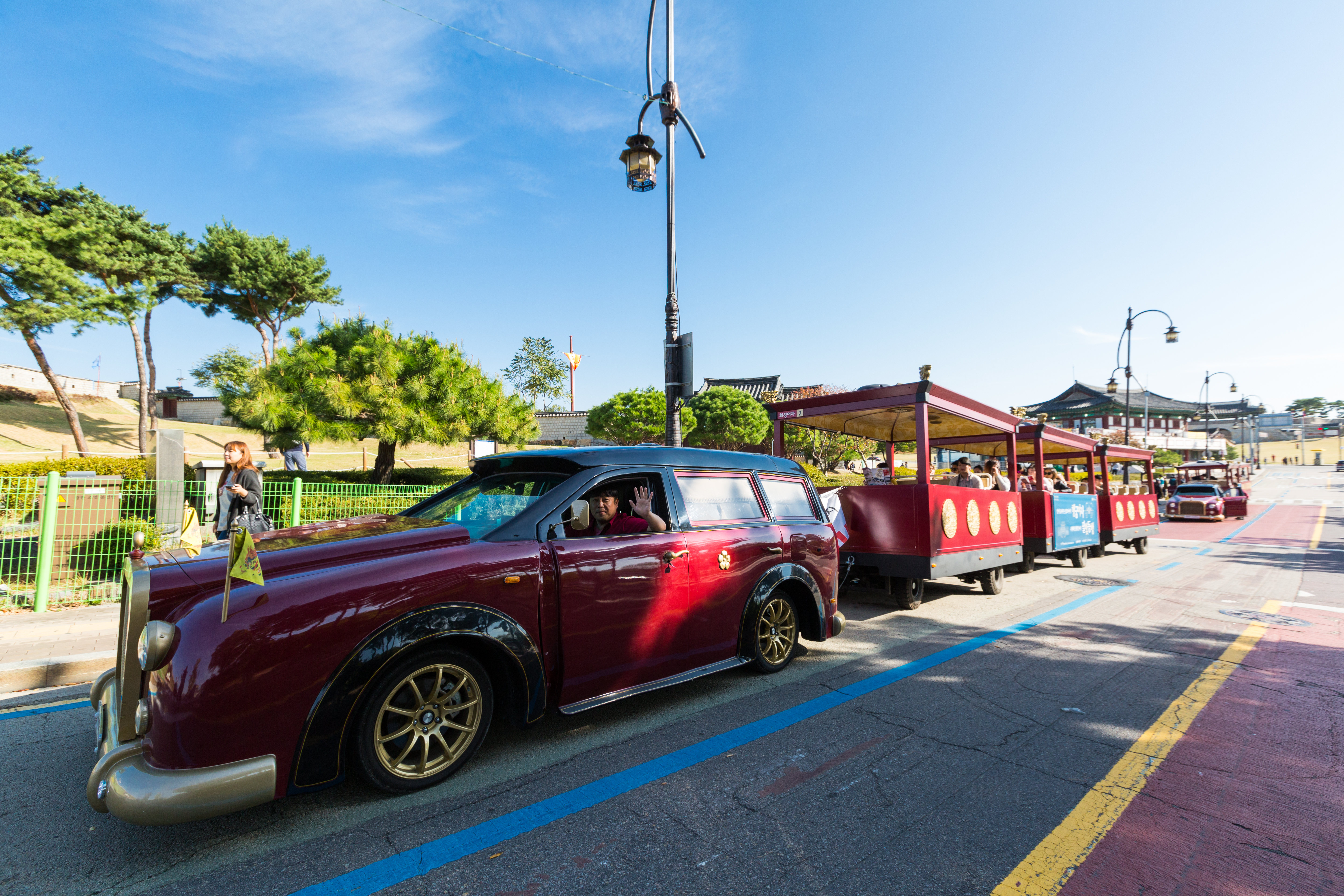 觀光客搭上「華城御車」，就能欣賞世界文化遺產「水原華城」。