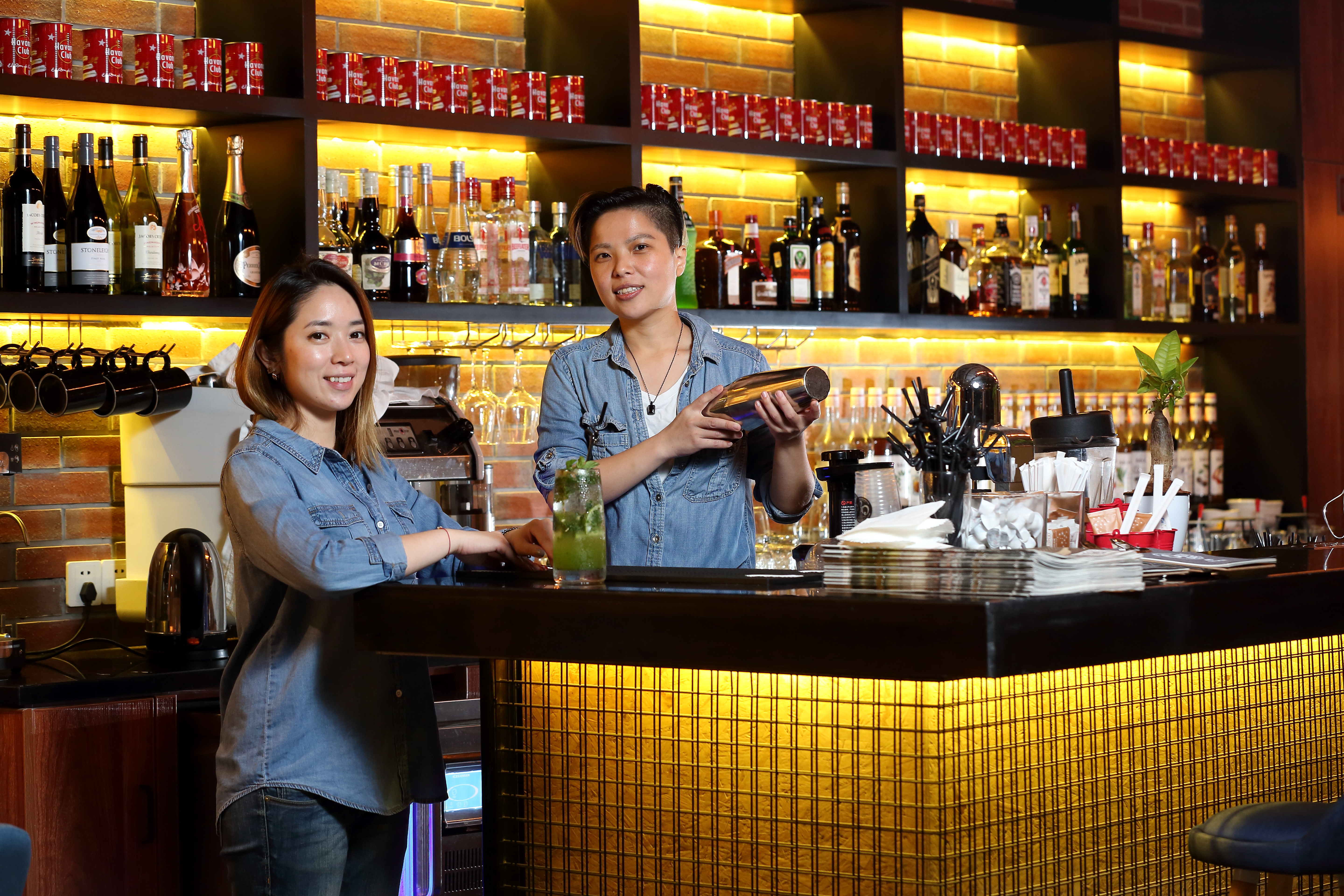 上海Chill Out！餐酒館負責人是2個台灣女孩張心瑜（左）與吳琇愉。