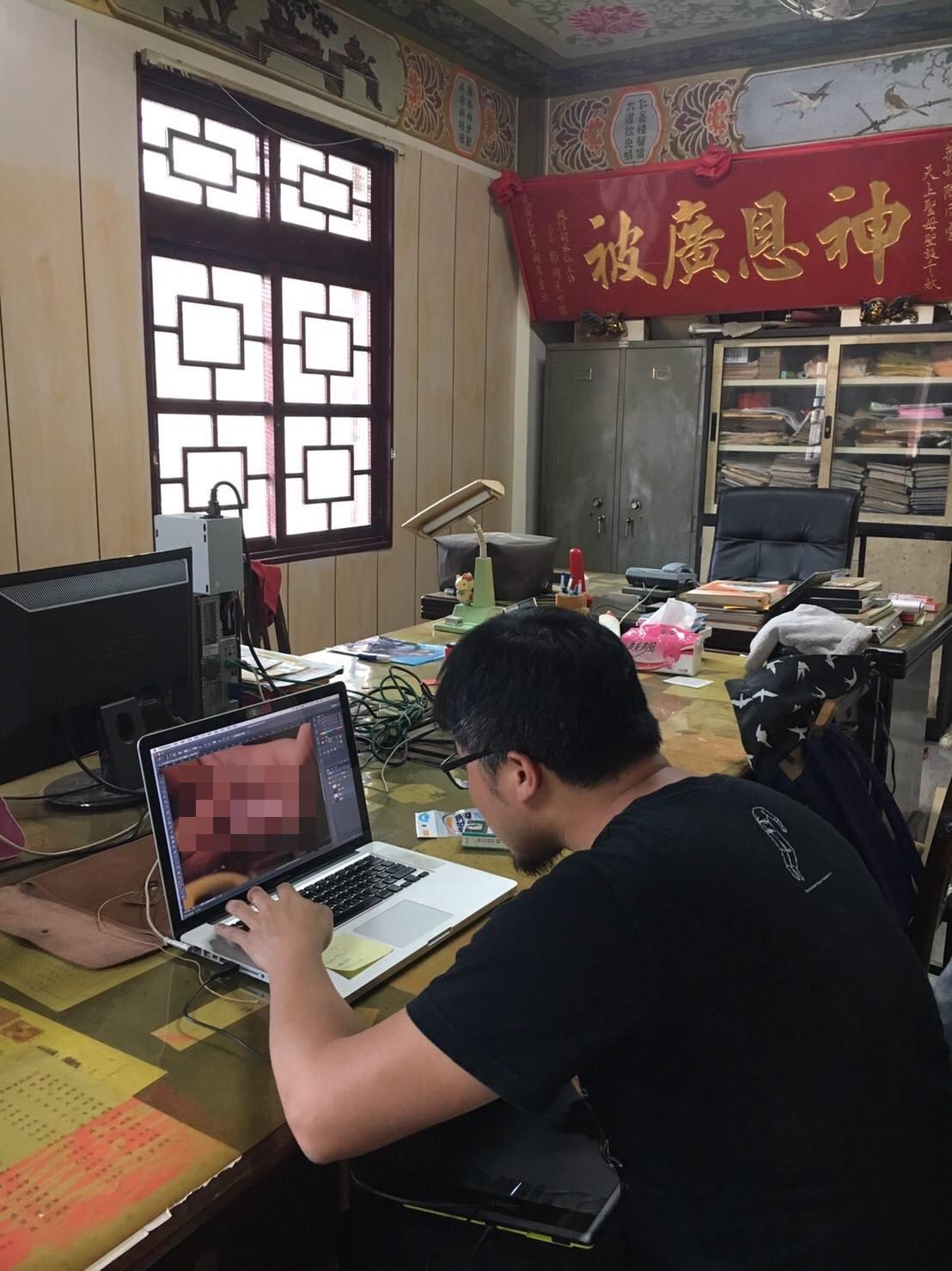 美術組的工作人員在媽祖廟裡,幫男女主角做愛的裸體照片修毛,牆上的匾額寫著「神恩廣被」。(双喜提供)
