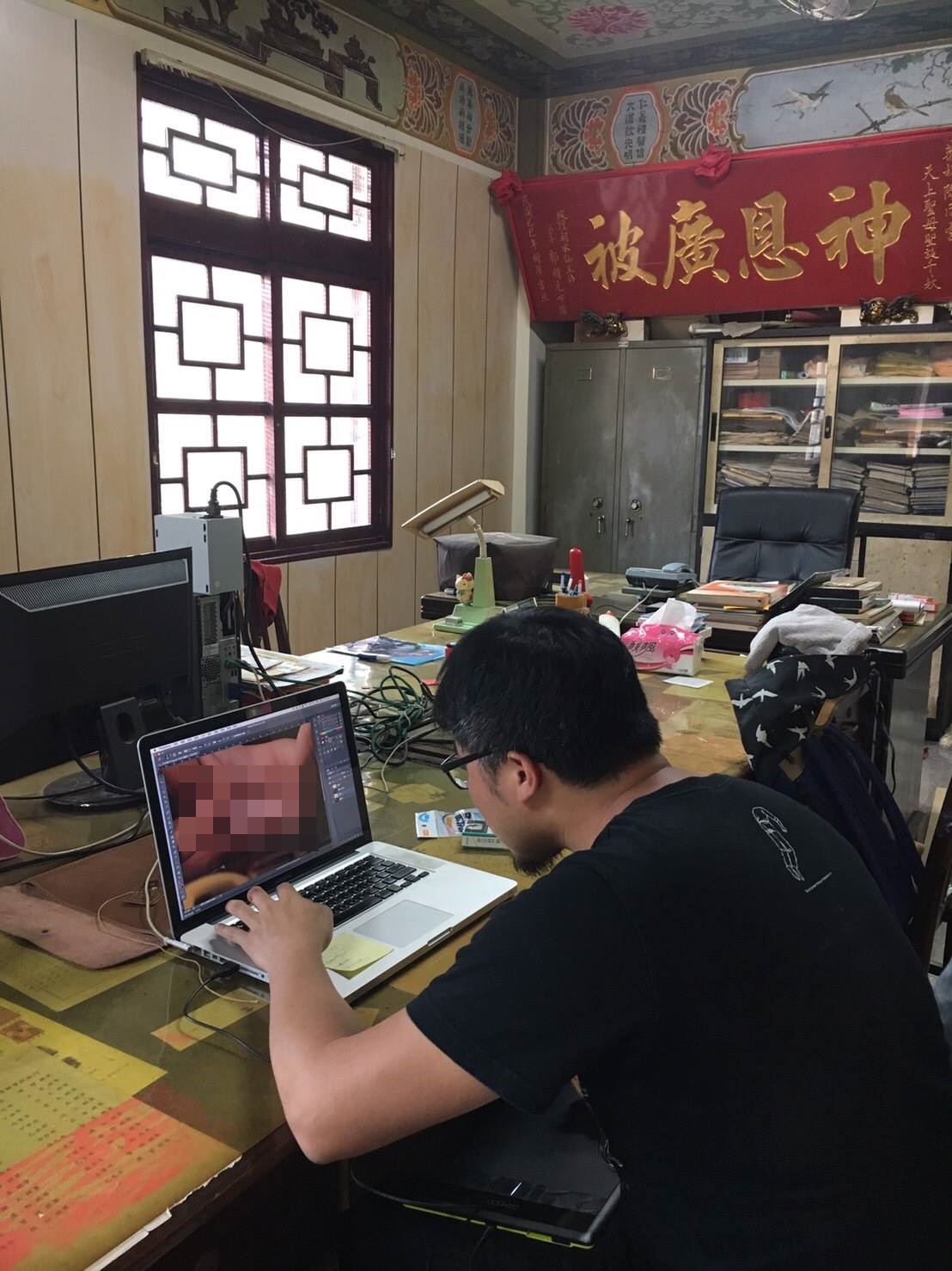 美術組的工作人員在媽祖廟裡，幫男女主角做愛的裸體照片修毛，牆上的匾額寫著「神恩廣被」。（双喜提供）