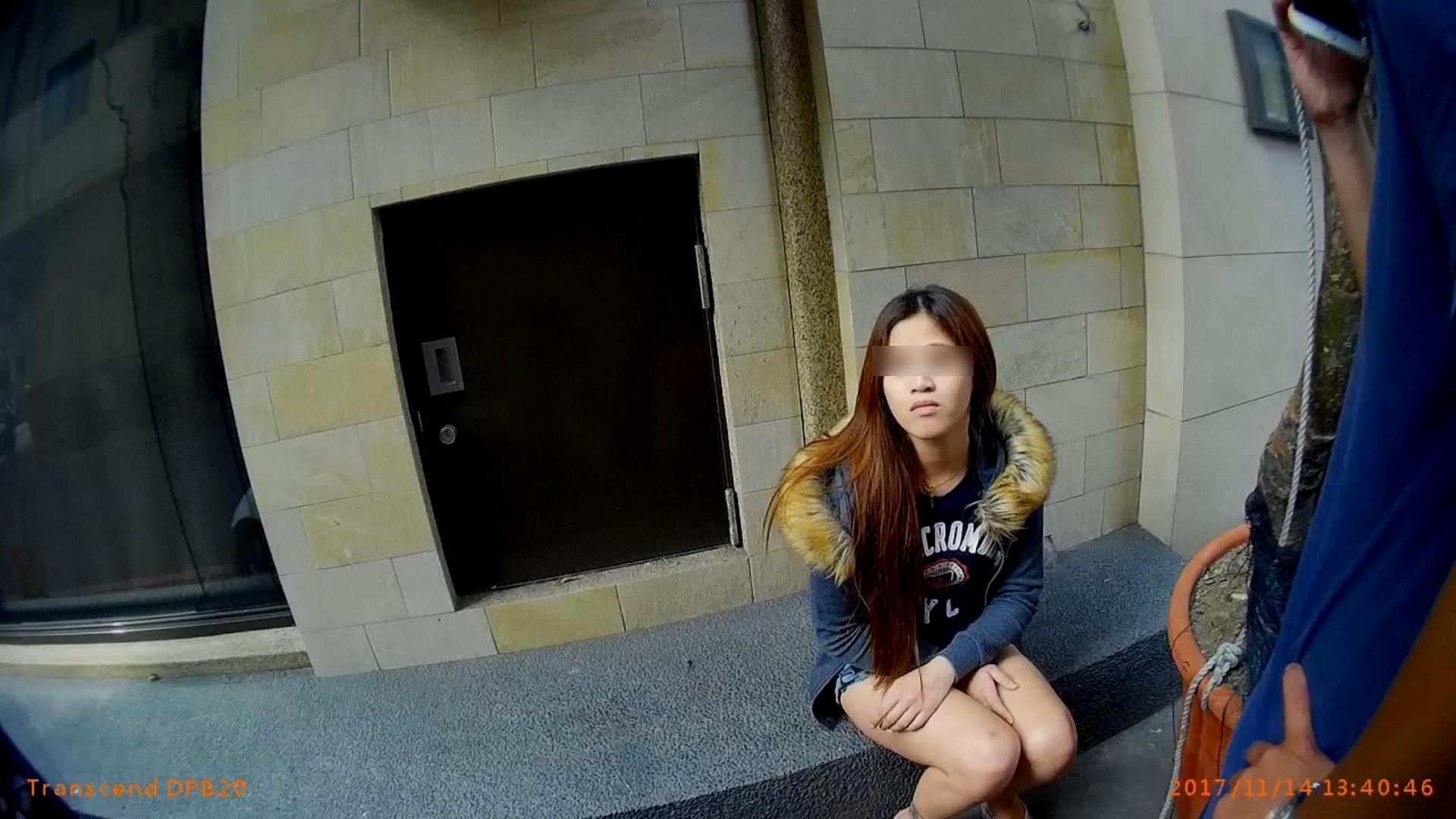 短褲靚妹遭警攔查,警方赫然發現樣貌落差甚大的她竟是毒品通緝犯。