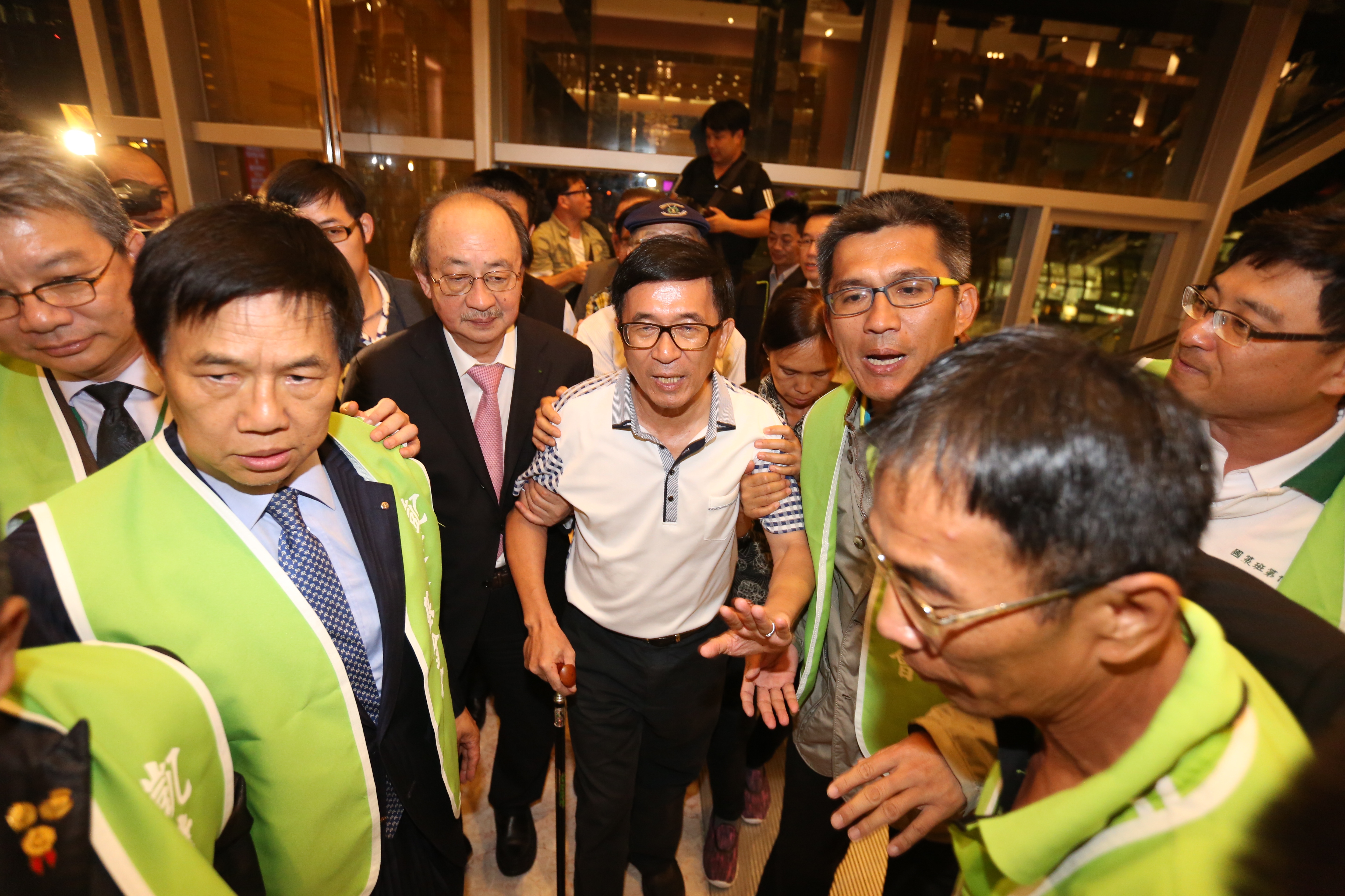 目前仍在保外就醫的前總統陳水扁（中），曾於今年5月19日參加凱校餐會。