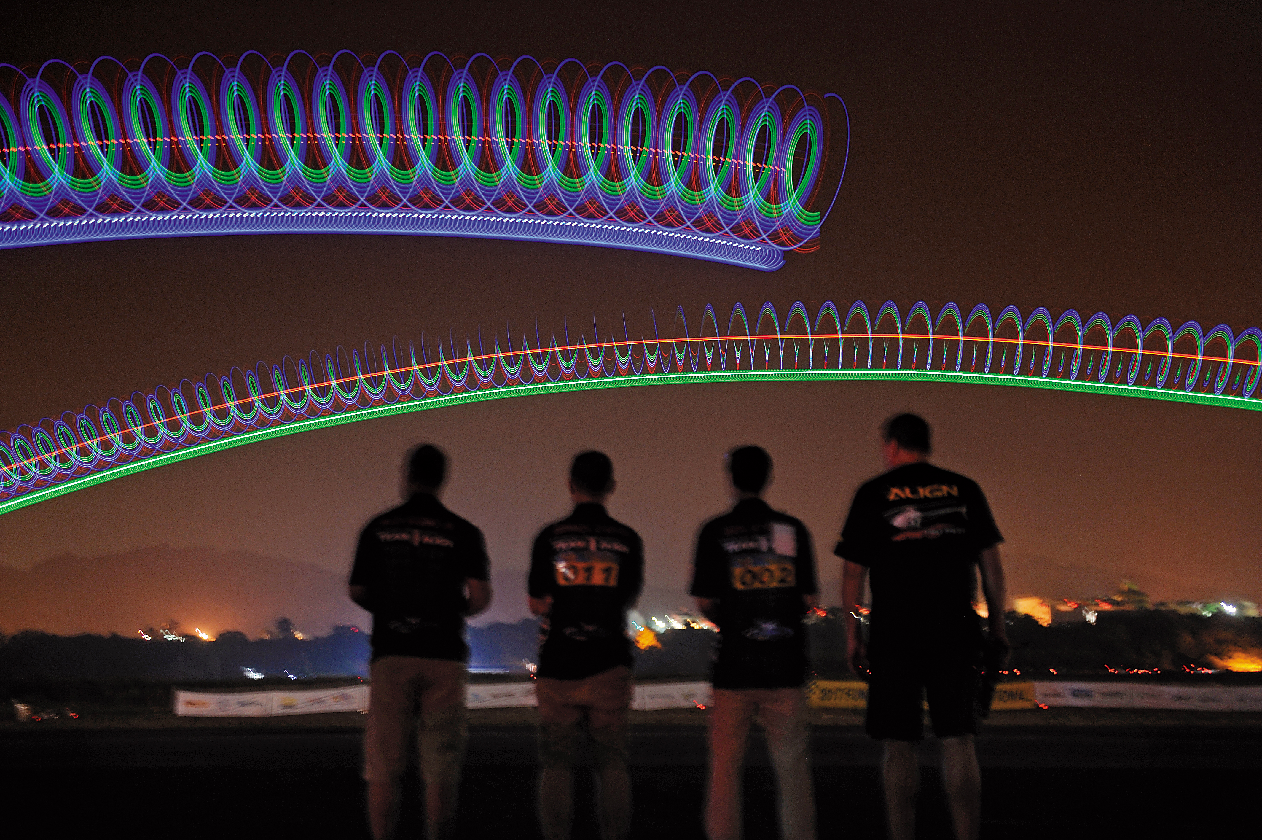 今年亞拓舉辦的「ALIGN FUN FLY」遙控直昇機比賽和往年一樣，聚集來自各國好手，圖為飛手展示夜間3D飛行。