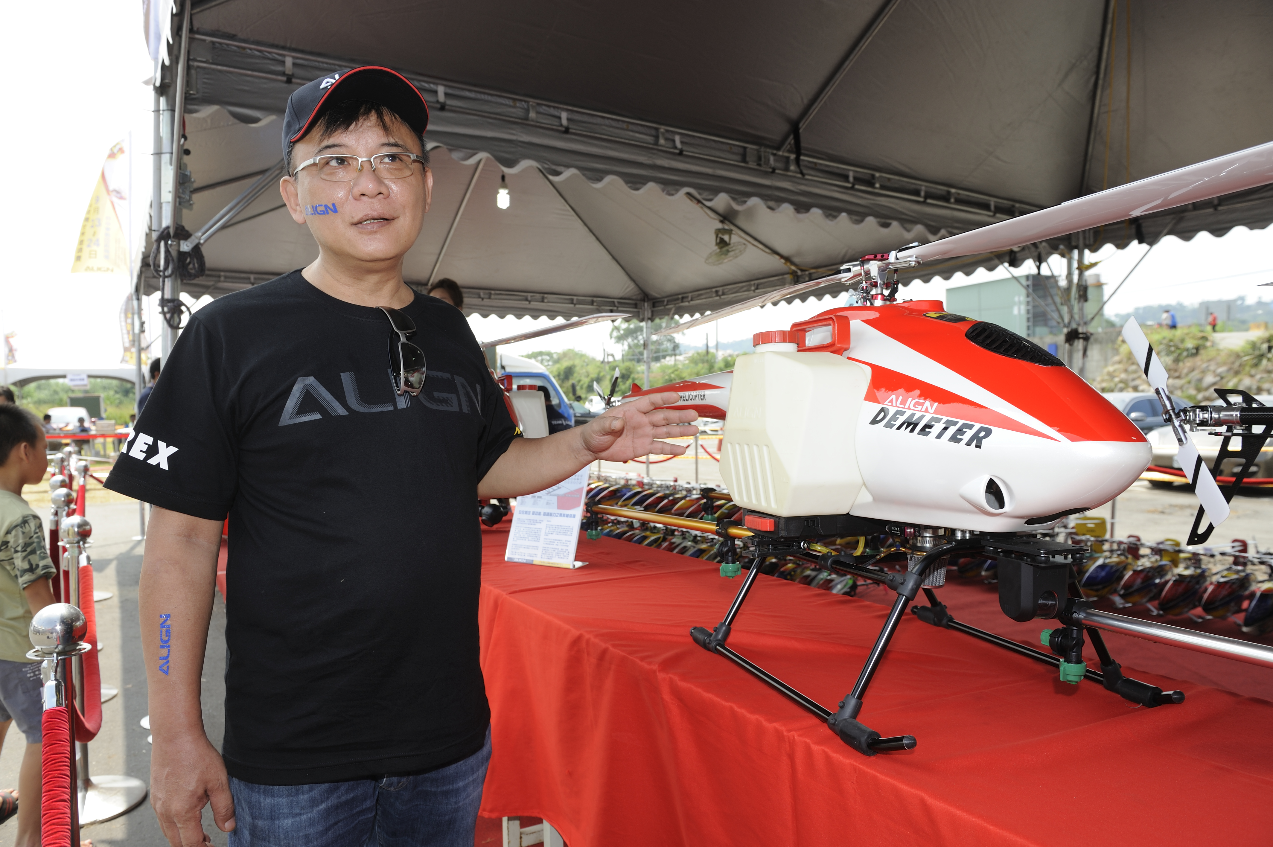 杜大森親自解說新型植保機的性能和特色。