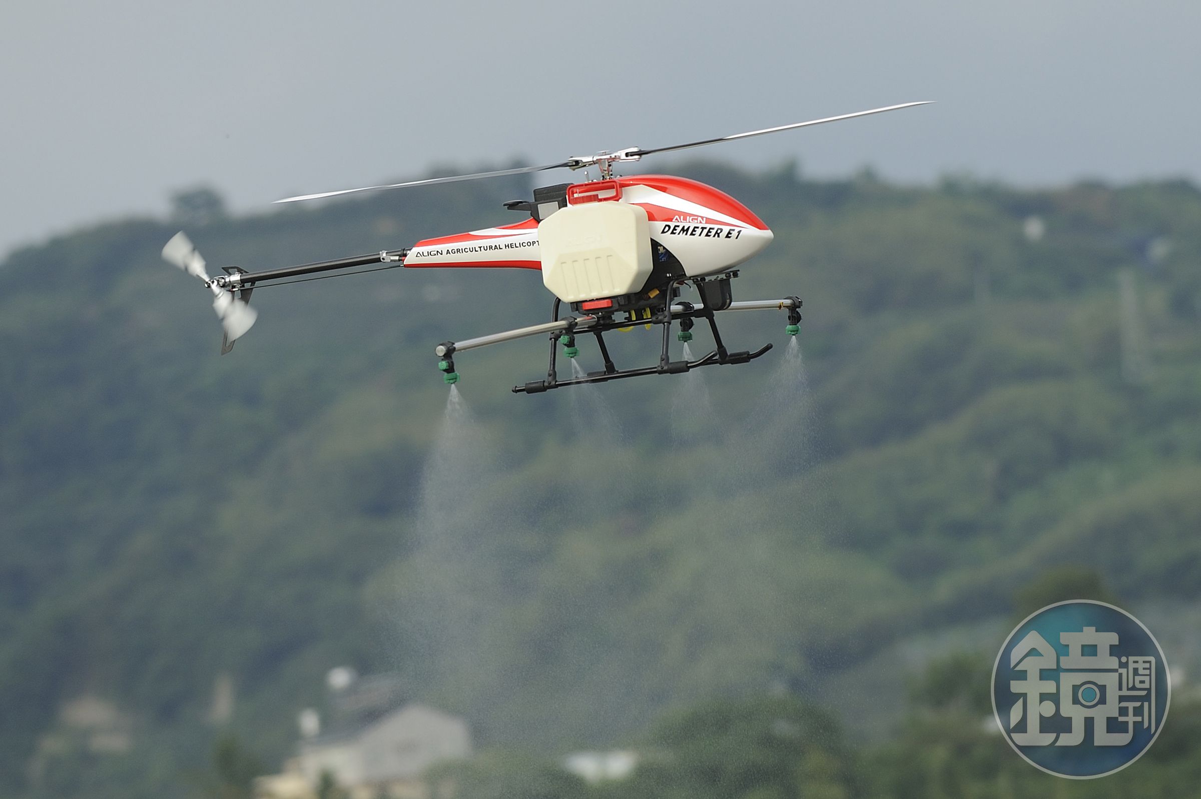 亞拓的新型植保機可用電力或引擎發電，同時可以自動定高定位。除了播種灑藥，也可吊掛物品、當空拍機。