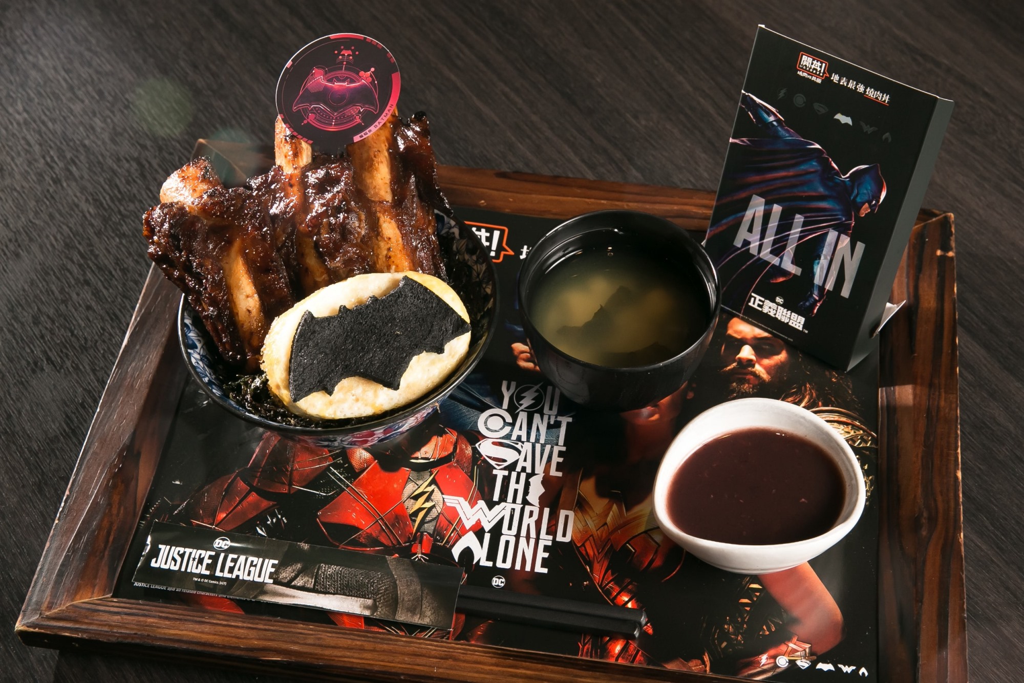 代表蝙蝠俠的「霸氣牛肋丼」，最上方放上以蛋液加入竹炭粉特製而成的蝙蝠俠標誌，牛肋骨先滷後烤，增添香氣。（499元，杰立餐飲提供）