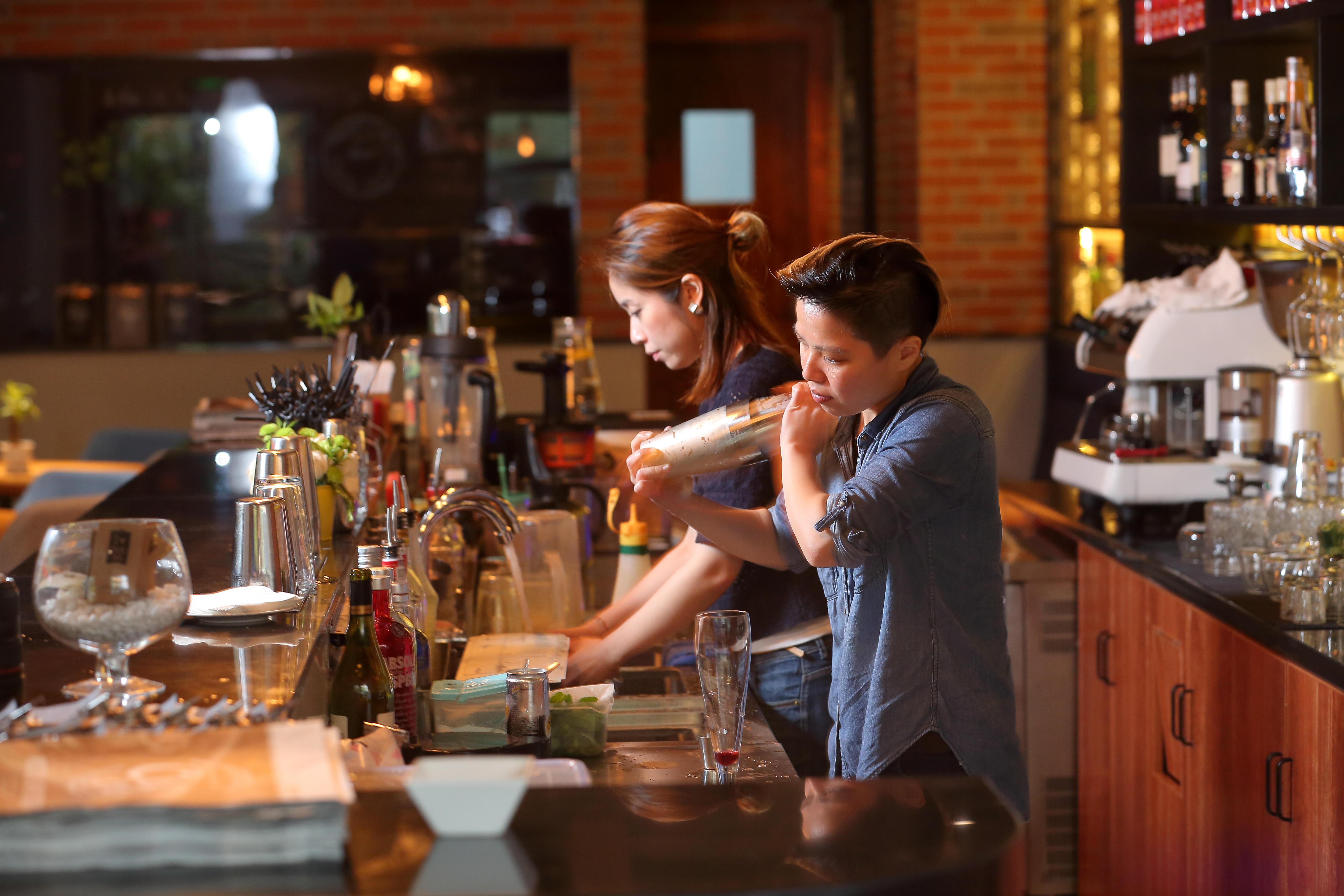 吳琇愉（右）從大學時期就在酒吧打工，她用行動證明，混酒吧也能闖出一片天。