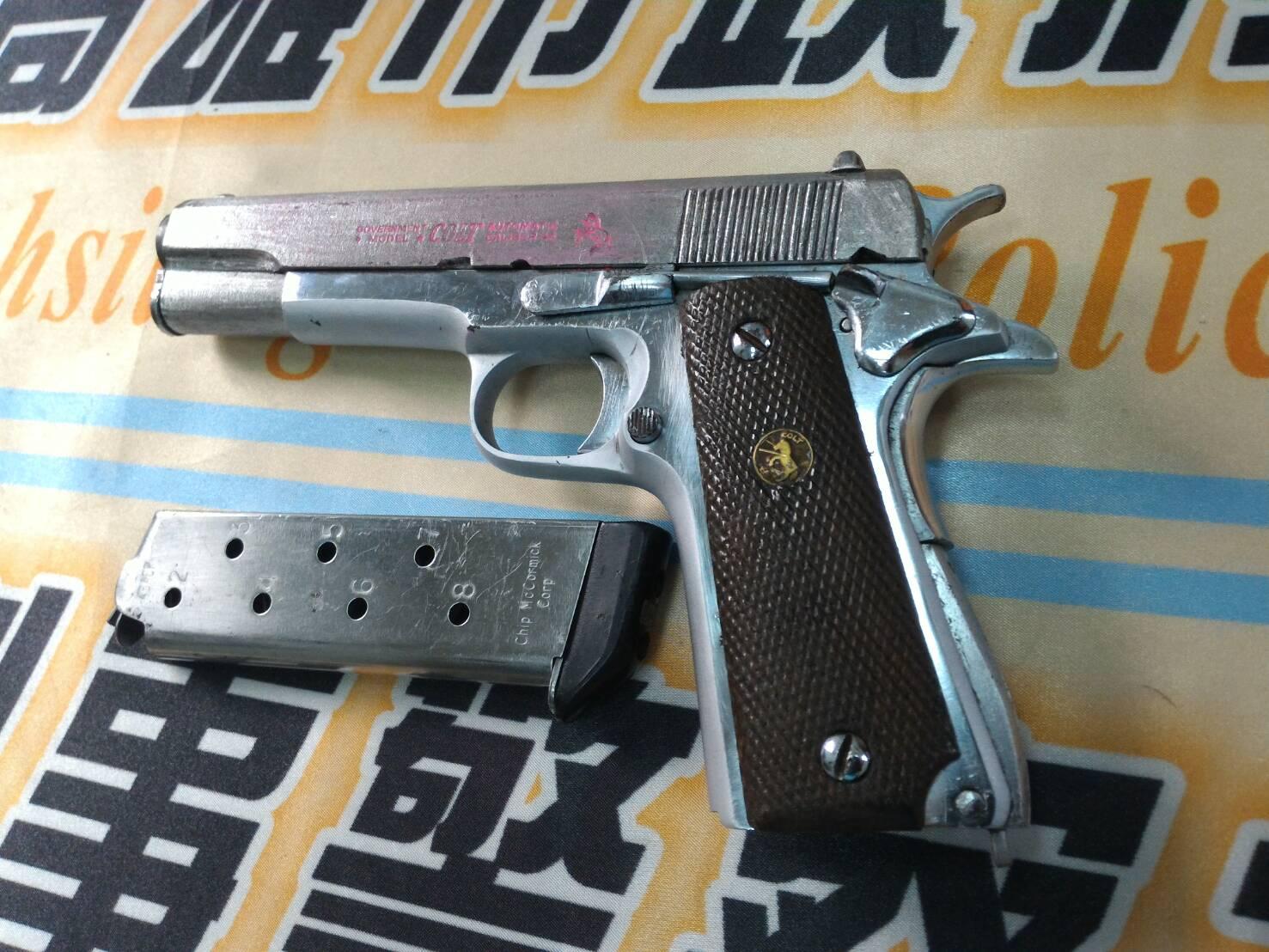 這把M1911柯特45手槍威力強大,曾是星安潔莉娜裘莉的電影用槍。(警方提供)