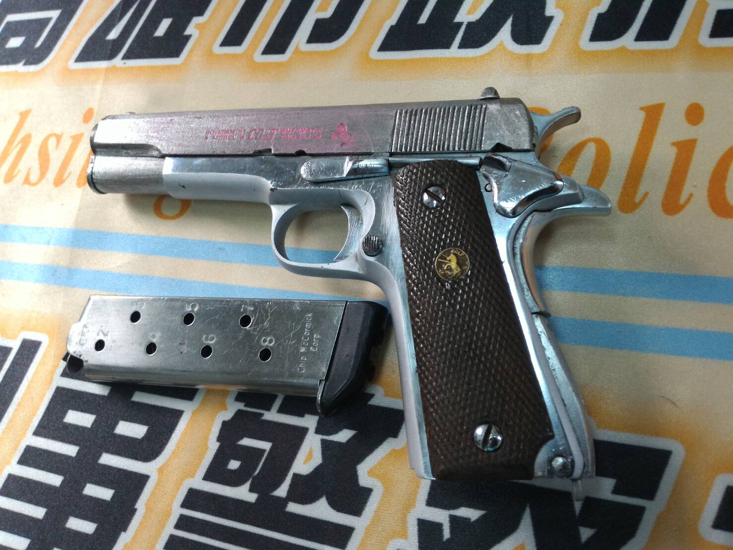 這把M1911柯特45手槍威力強大，曾是星安潔莉娜裘莉的電影用槍。（警方提供）
