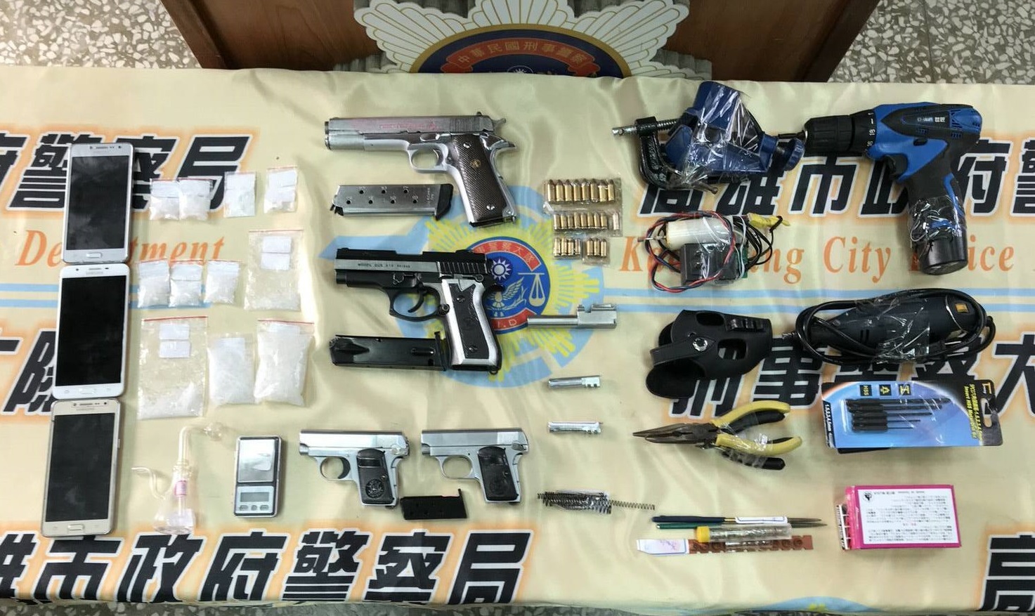 起出手槍還有毒品，其中罕見的m1911（上方銀色）火力強大，所幸歹徒只拿來收藏。（警方提供）