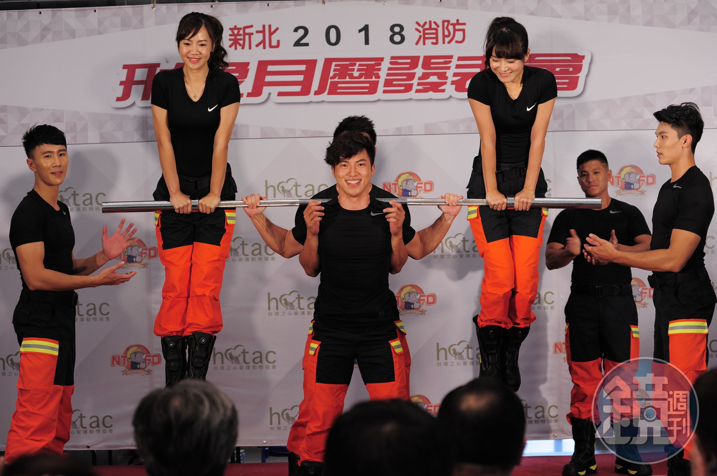 新北市消防局2018年猛男月曆今日發表，12月份代言人展現力與美。（翻攝畫面）