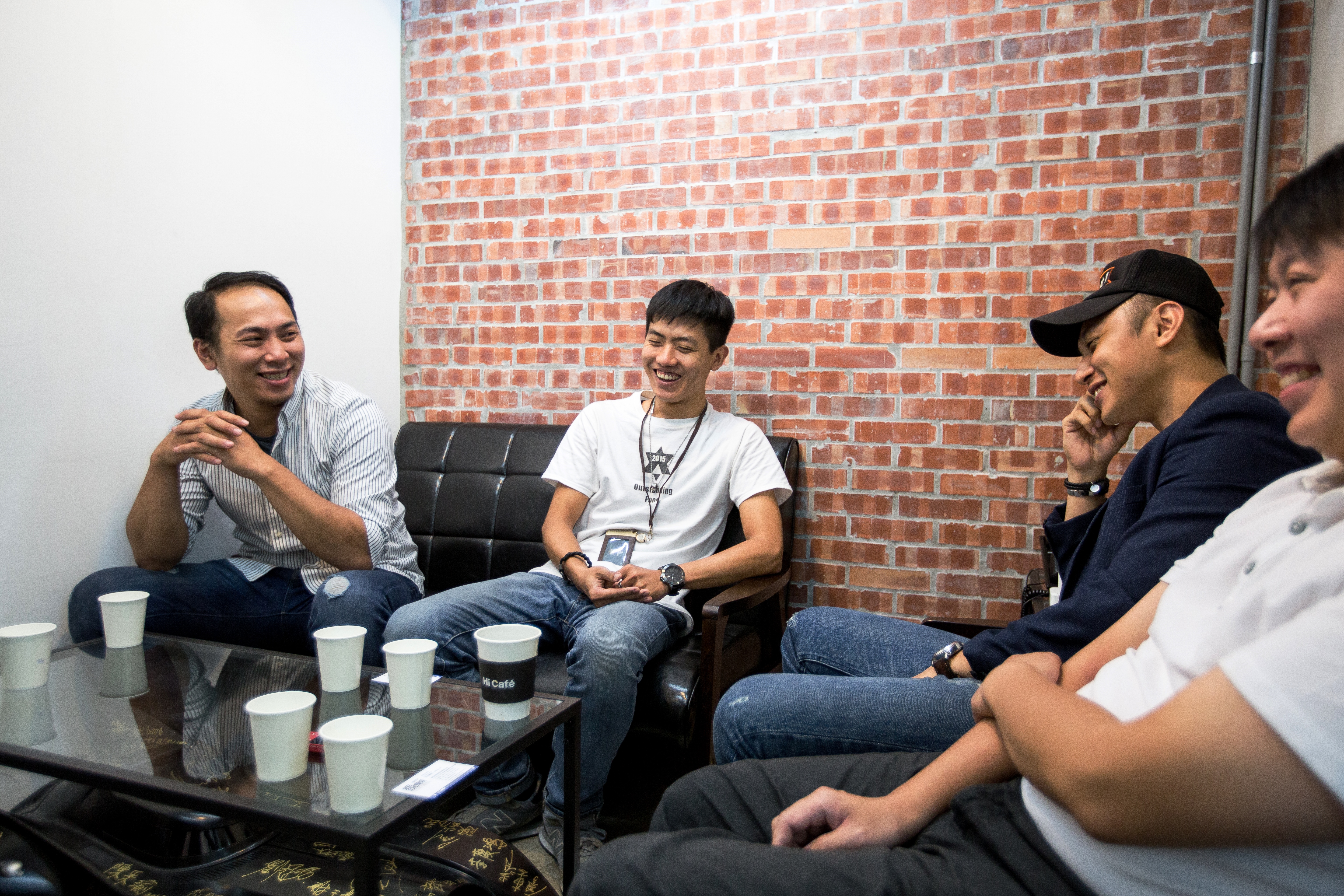 2014年楊哲瑋（右2）從每家店拉員工進總部當核心幹部，因為大家皆有門市經驗，建議漲價、換菜單的轉型計畫，也讓開丼起死回生。