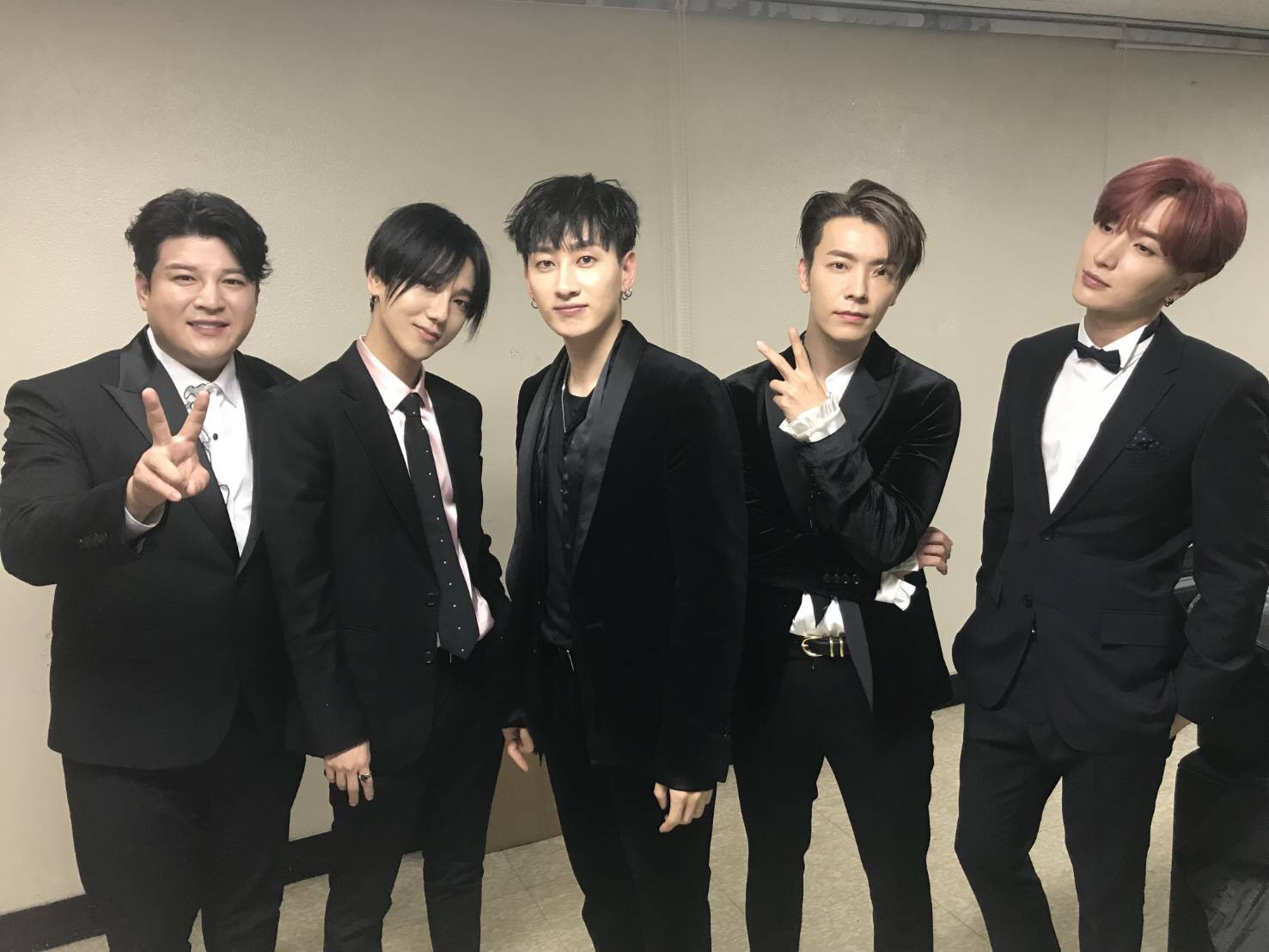 SJ成員利特、神童、藝聲、銀赫、東海在與台灣電台節目連線後拍下照片向台灣粉絲問好。（SM娛樂提供）