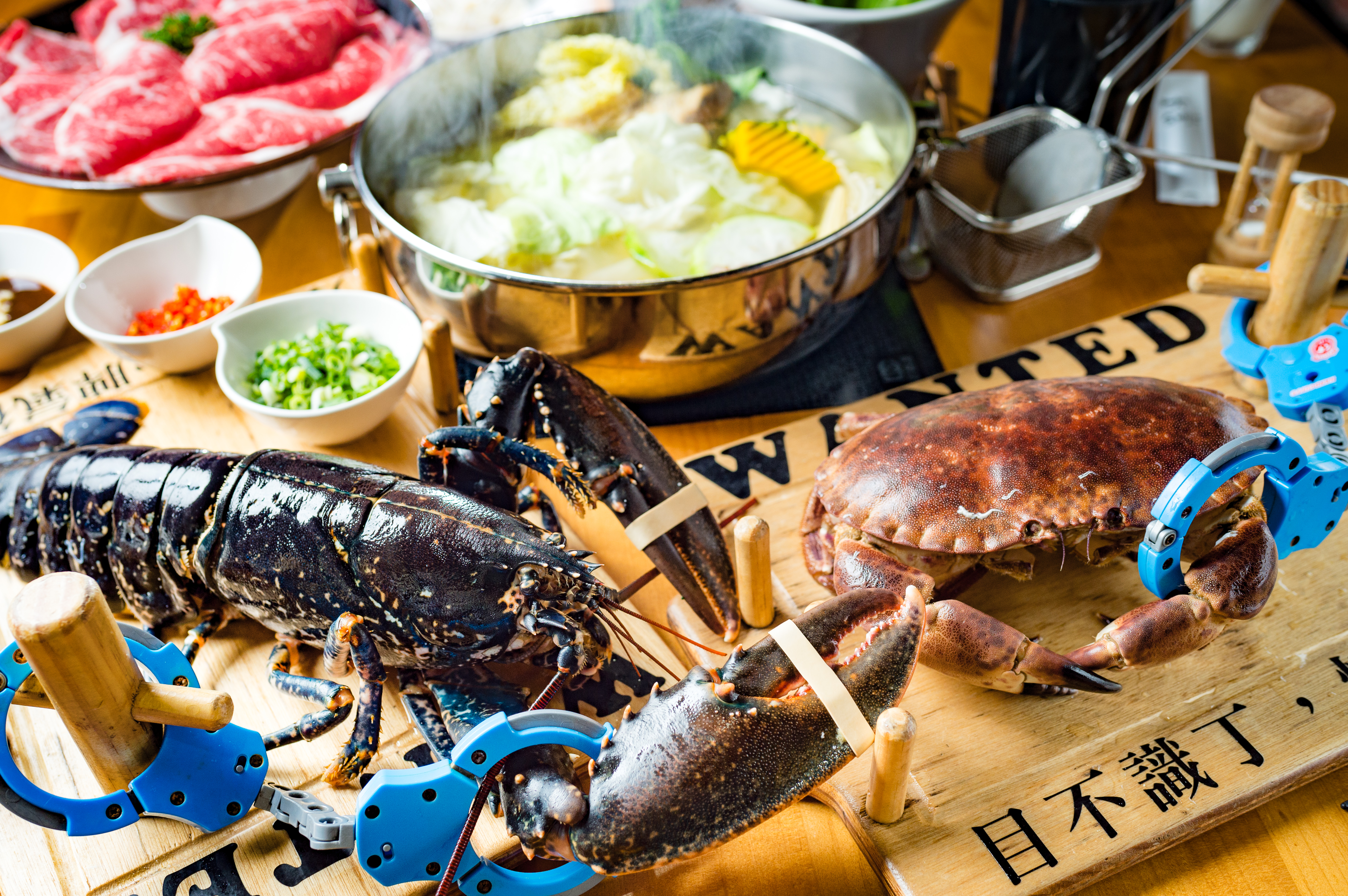 「大釧鍋物」主打各國進口大型活海鮮，上桌時會上手銬避免牠們落跑，意外成了打卡亮點。