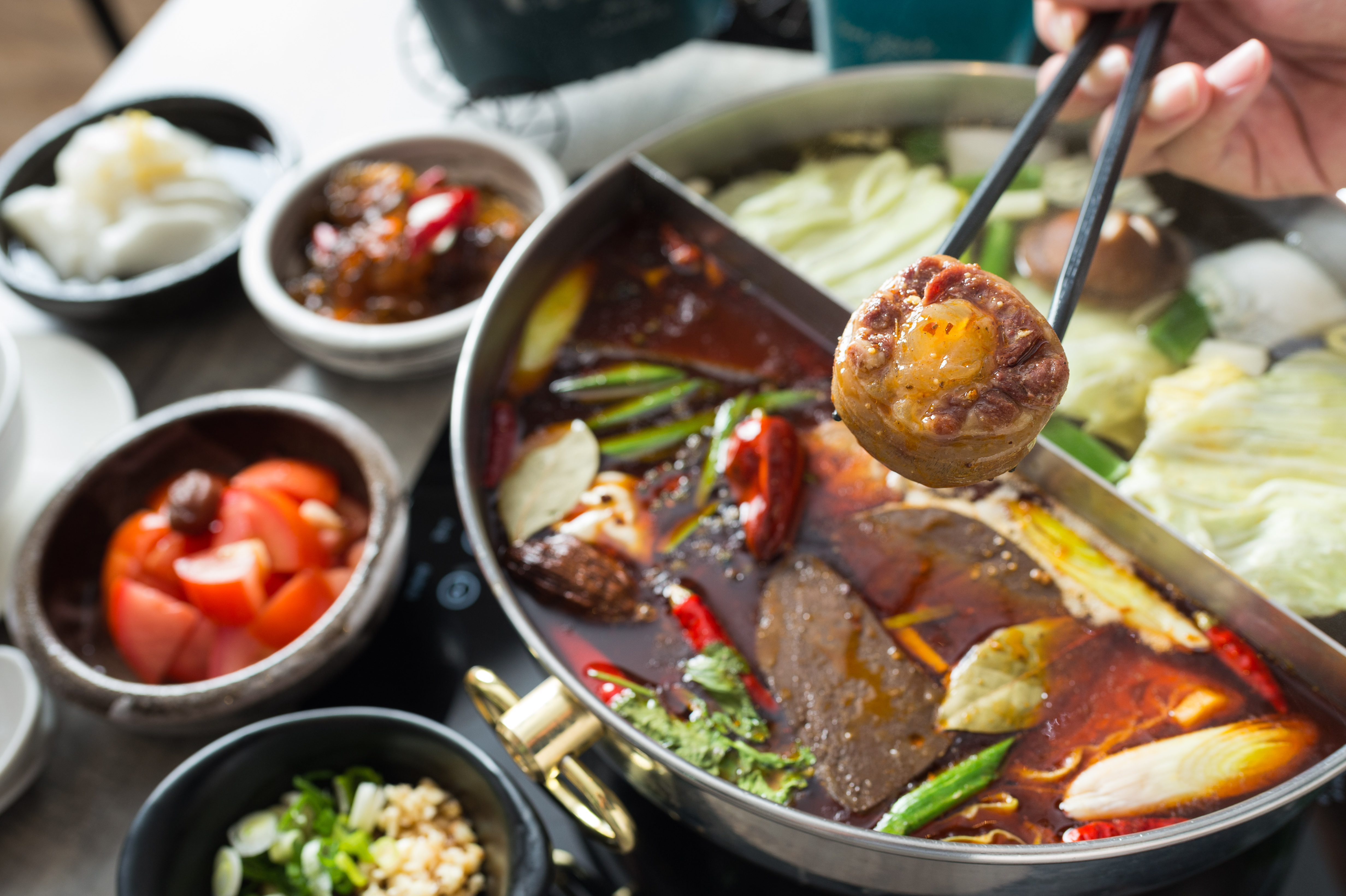 「食徒」的麻辣鍋主打用10幾種辣椒和牛骨高湯煉成，滋味辣麻香濃。