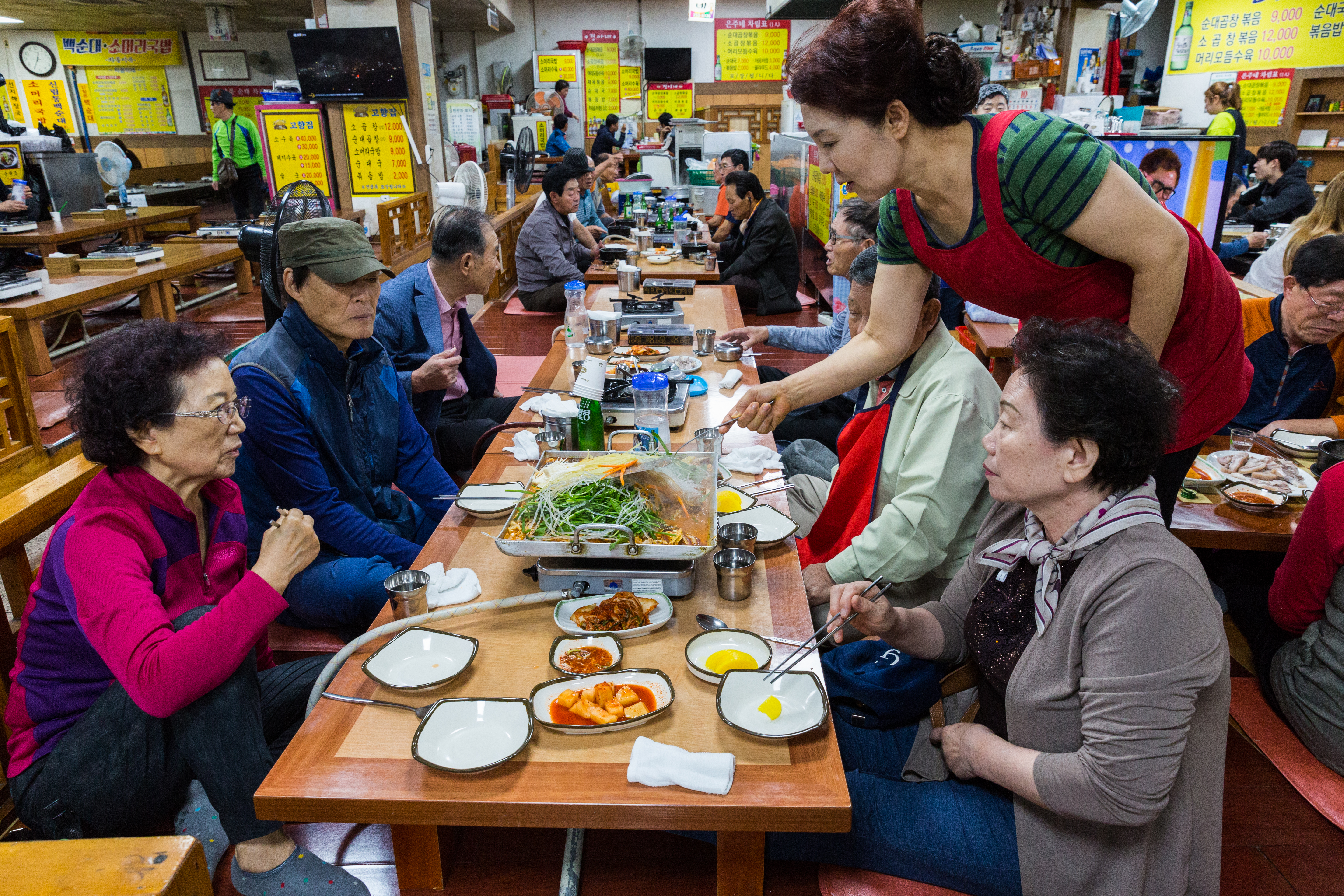 血腸城裡各桌都有這一鍋辣炒血腸，當地人鞋一脫，席地而坐用餐，彷彿韓劇場景。