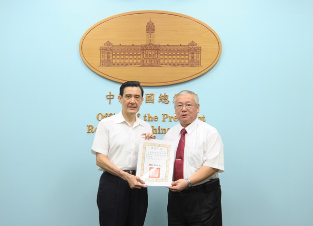 熊光華宣稱是為慶富的海洋館籌建計畫，才會見慶富陳慶男相關陳情，但其說法疑點重重。圖為熊光華（右）獲頒總統創新獎聘書。（經濟部提供）