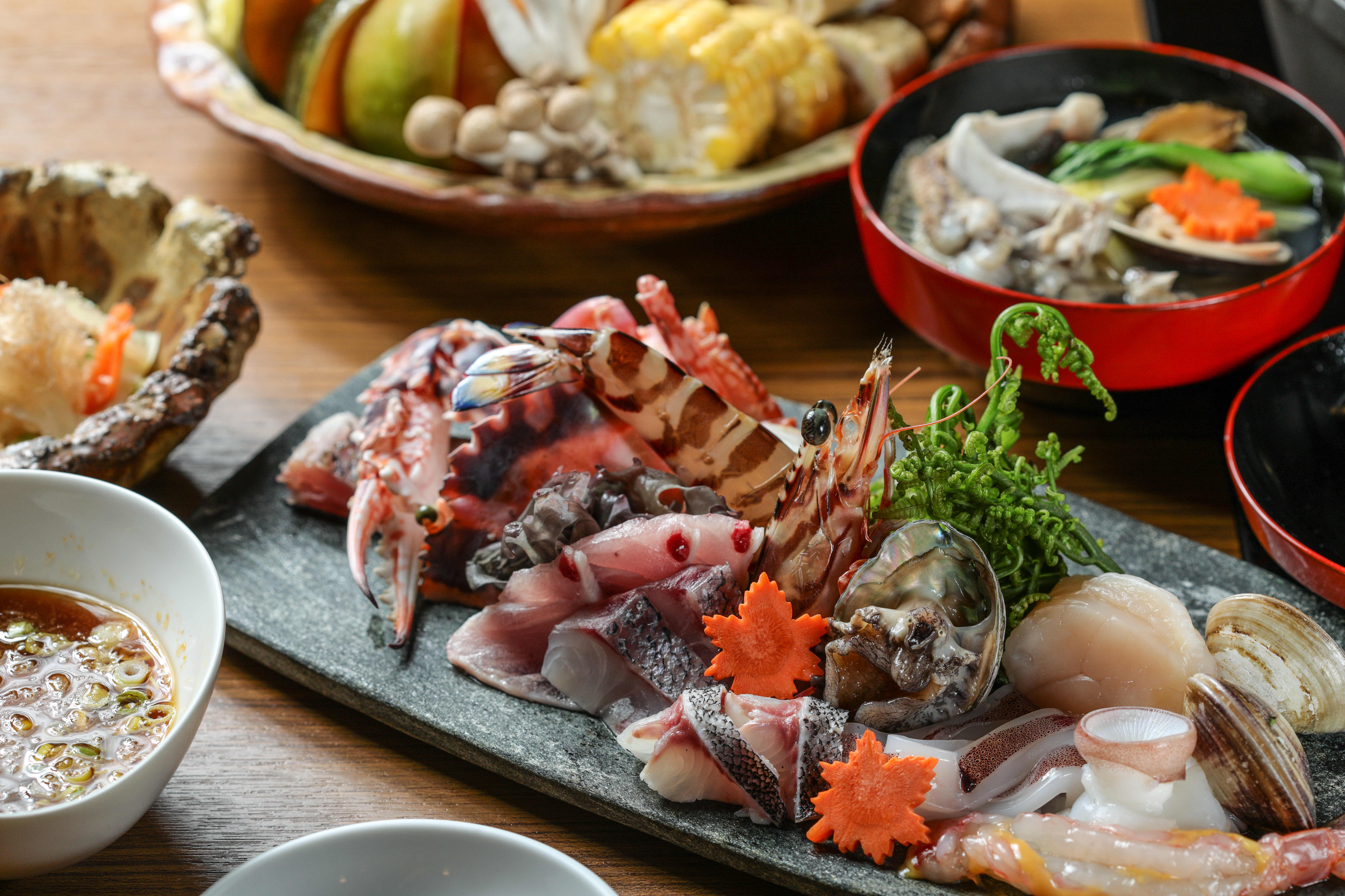 宅涮涮鍋的海鮮拼盤猶如台灣的野生海鮮拼圖，生猛搖滾。（特上海鮮鍋1,580元／人）