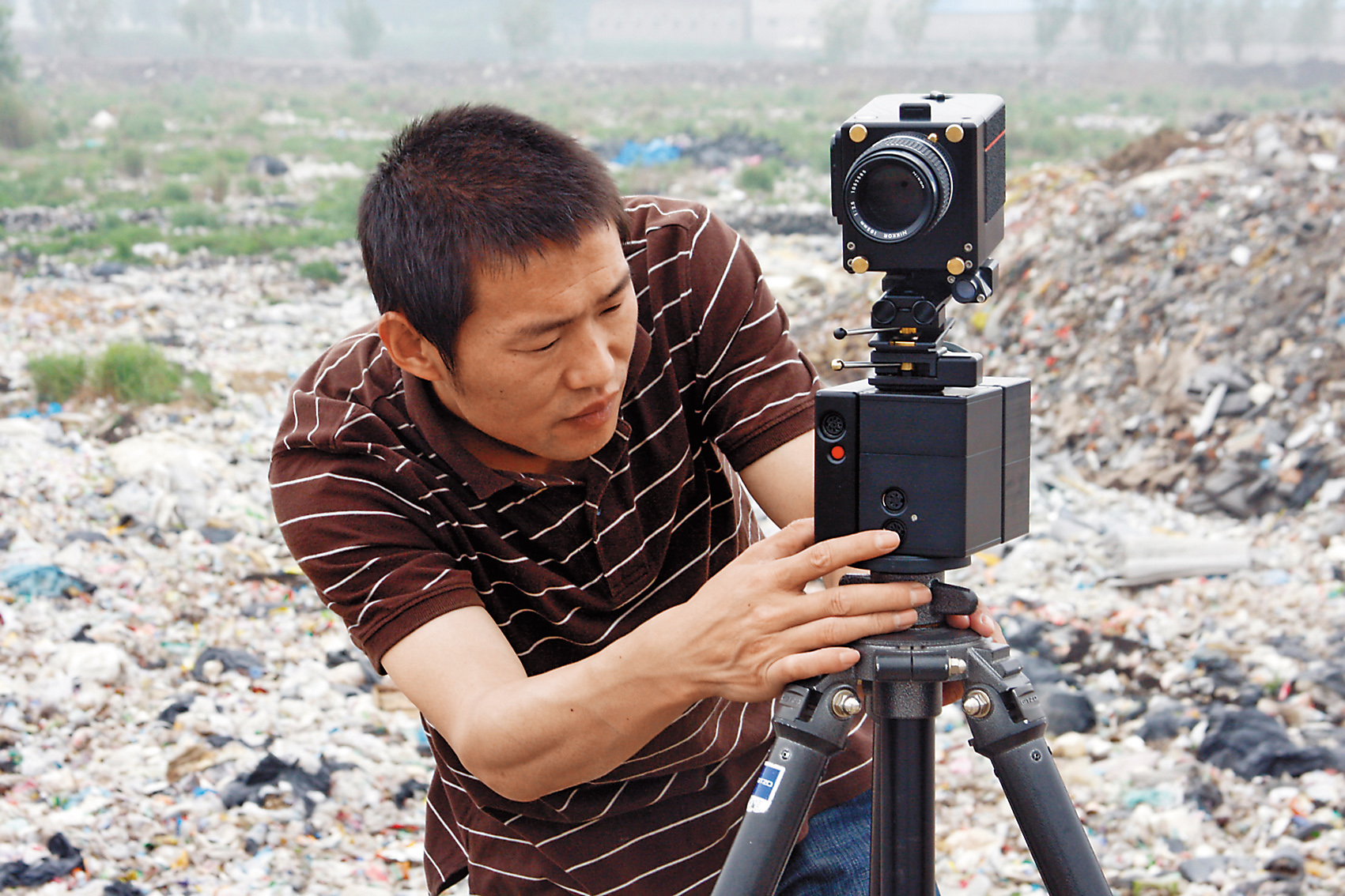 王久良拍攝紀錄片時，曾因塑料毒物中毒，一度長出氯痤瘡。（王久良提供）