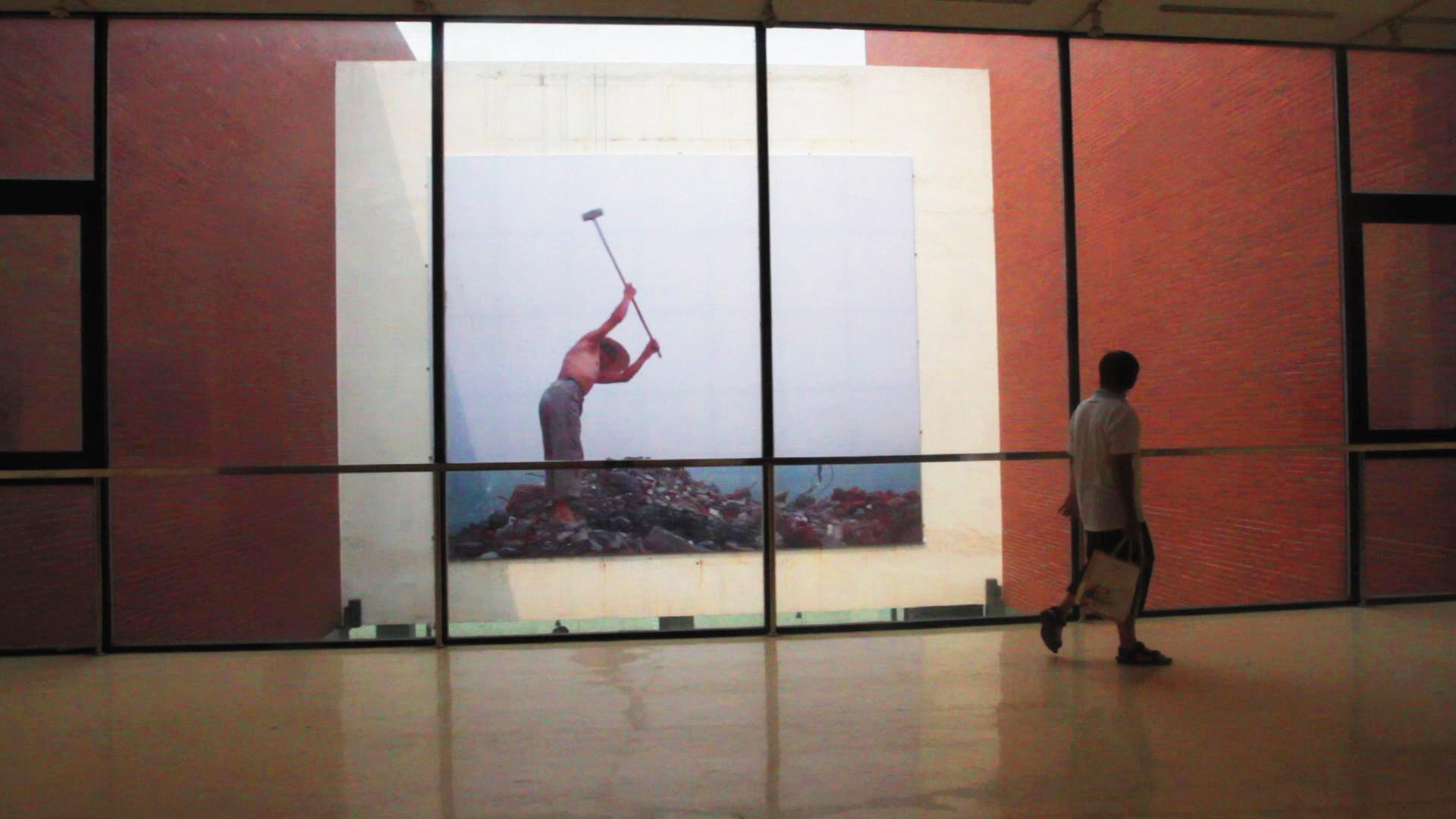 《垃圾圍城》除了紀錄片,也曾在北京的宋莊美術館舉行攝影展,吸引媒體注意。(東方IC)
