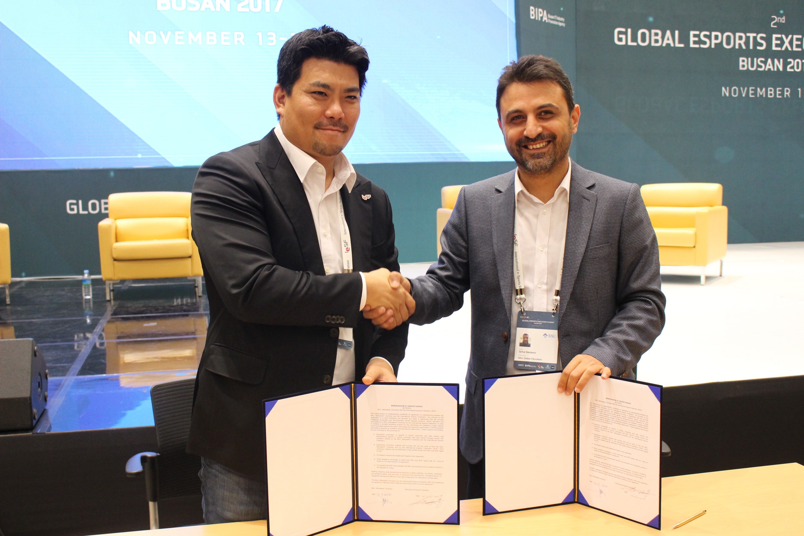 IeSF 秘書長 Alex Lim (左)與城市花園大學資深顧問 Serhat Bekdemir (右)簽訂合作備忘錄。(圖/ IeSF )