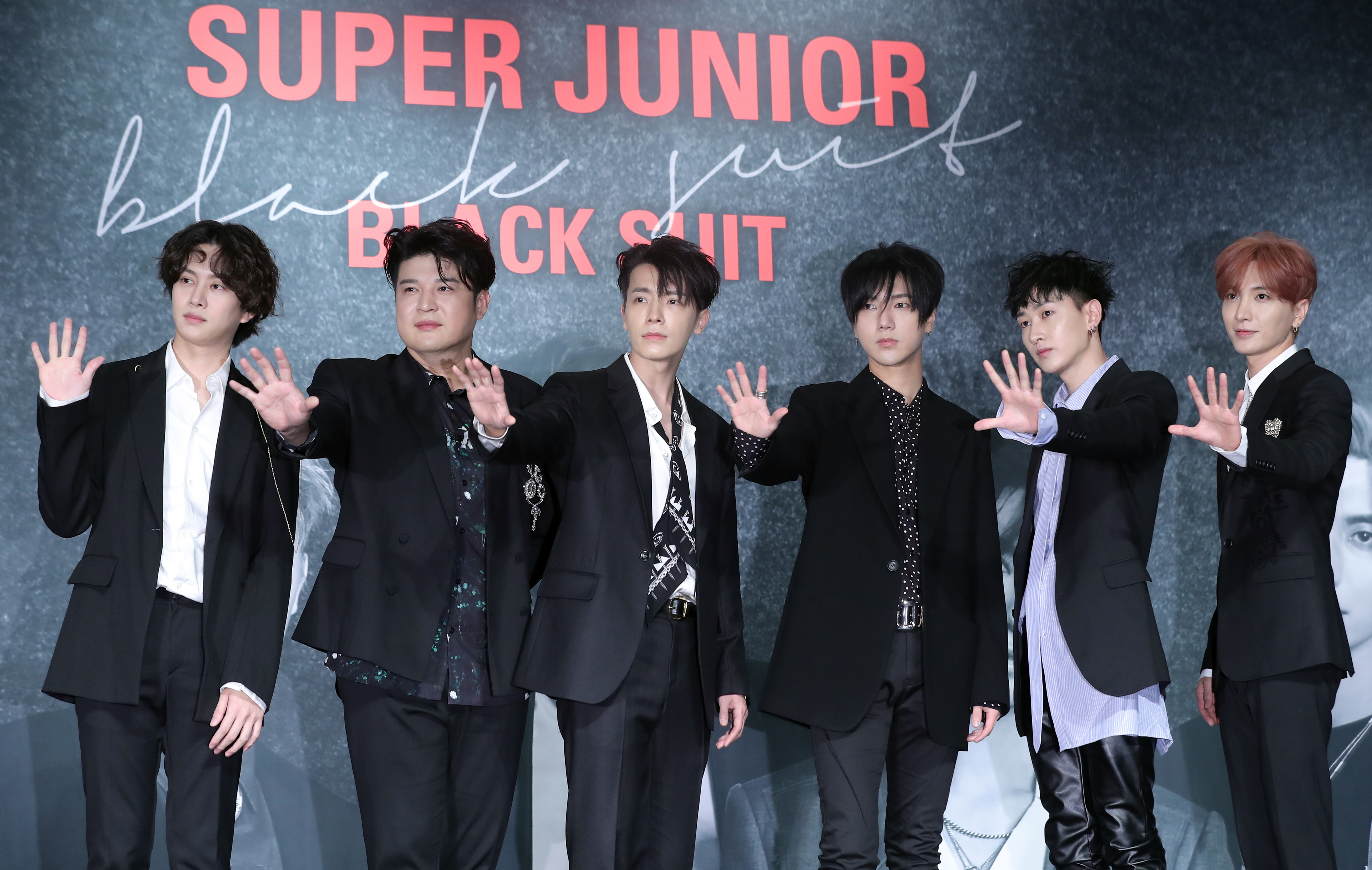 SUPER JUNIOR在銀赫（右二）、東海（左三）、始源退伍後推出新輯《PLAY》，始源因家犬咬死人不參與宣傳活動，如今自省中的強仁又闖禍，衰事連連。（東方IC）