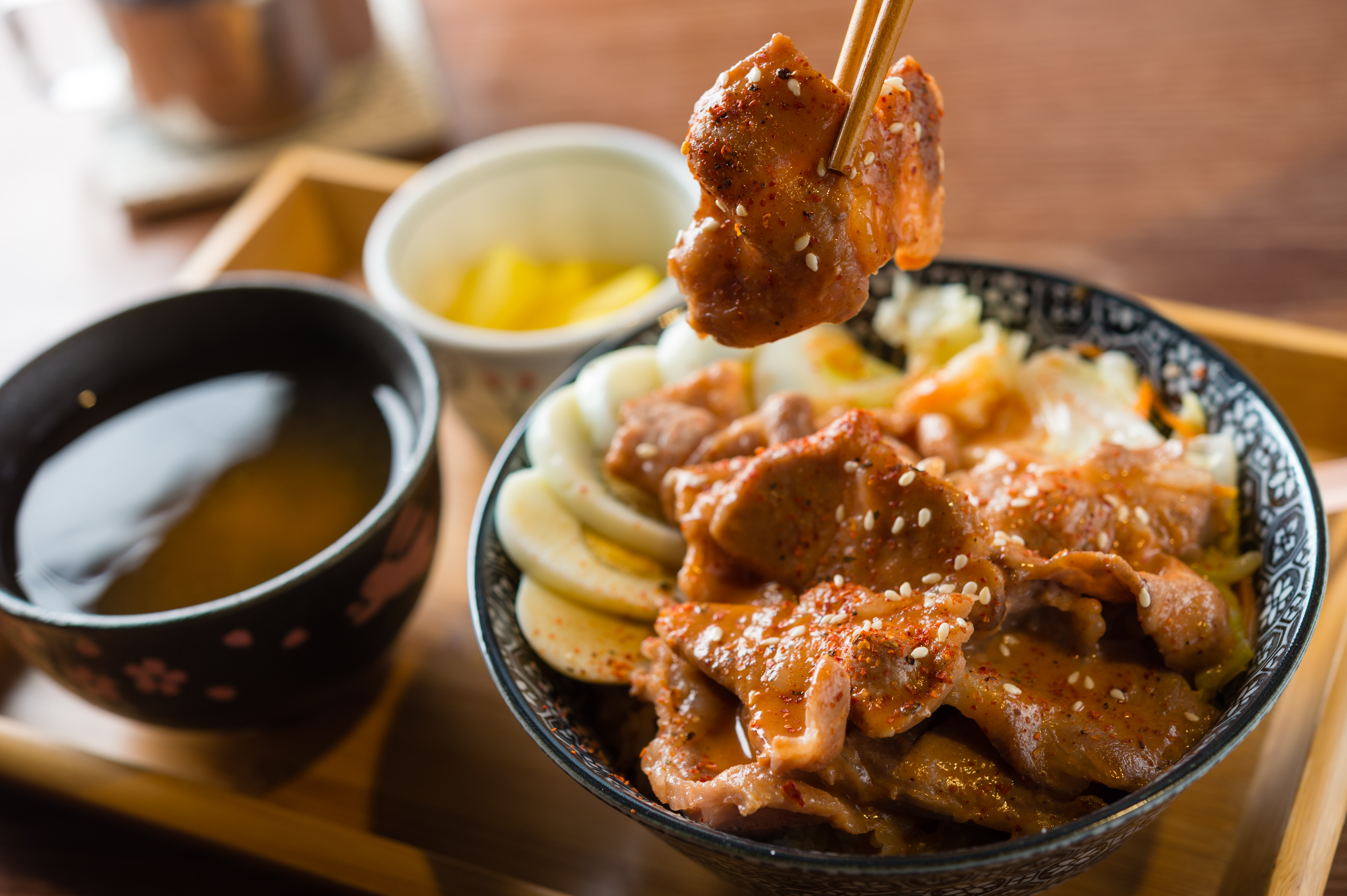 「腐乳豬丼飯」用上阿嬤私房釀製的豆腐乳，讓人忍不住多扒幾口飯。（160元／份）