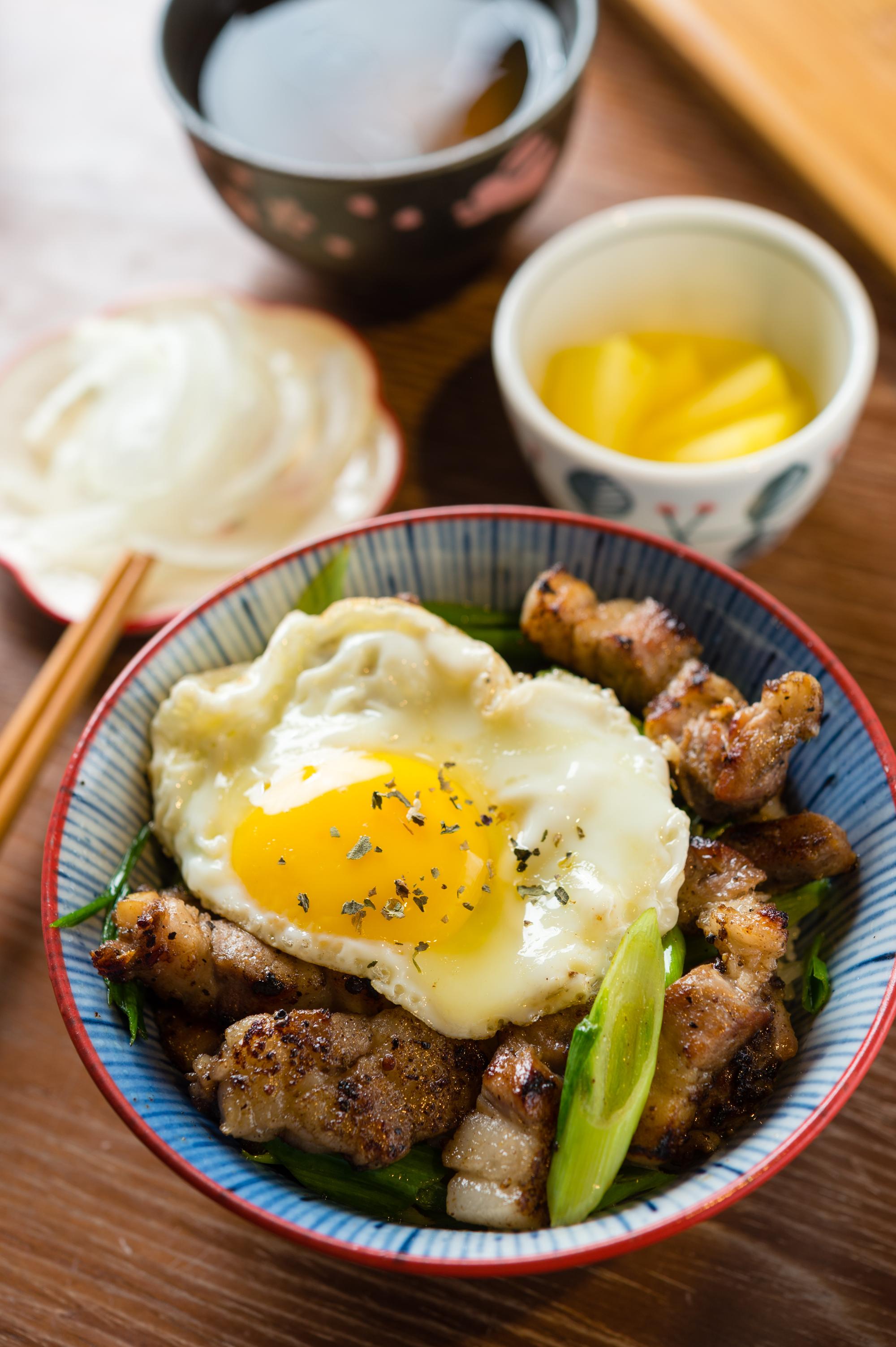 「蒜苗豬肉丼飯」鹹香惹味，是秋季新菜單。（160元／份）