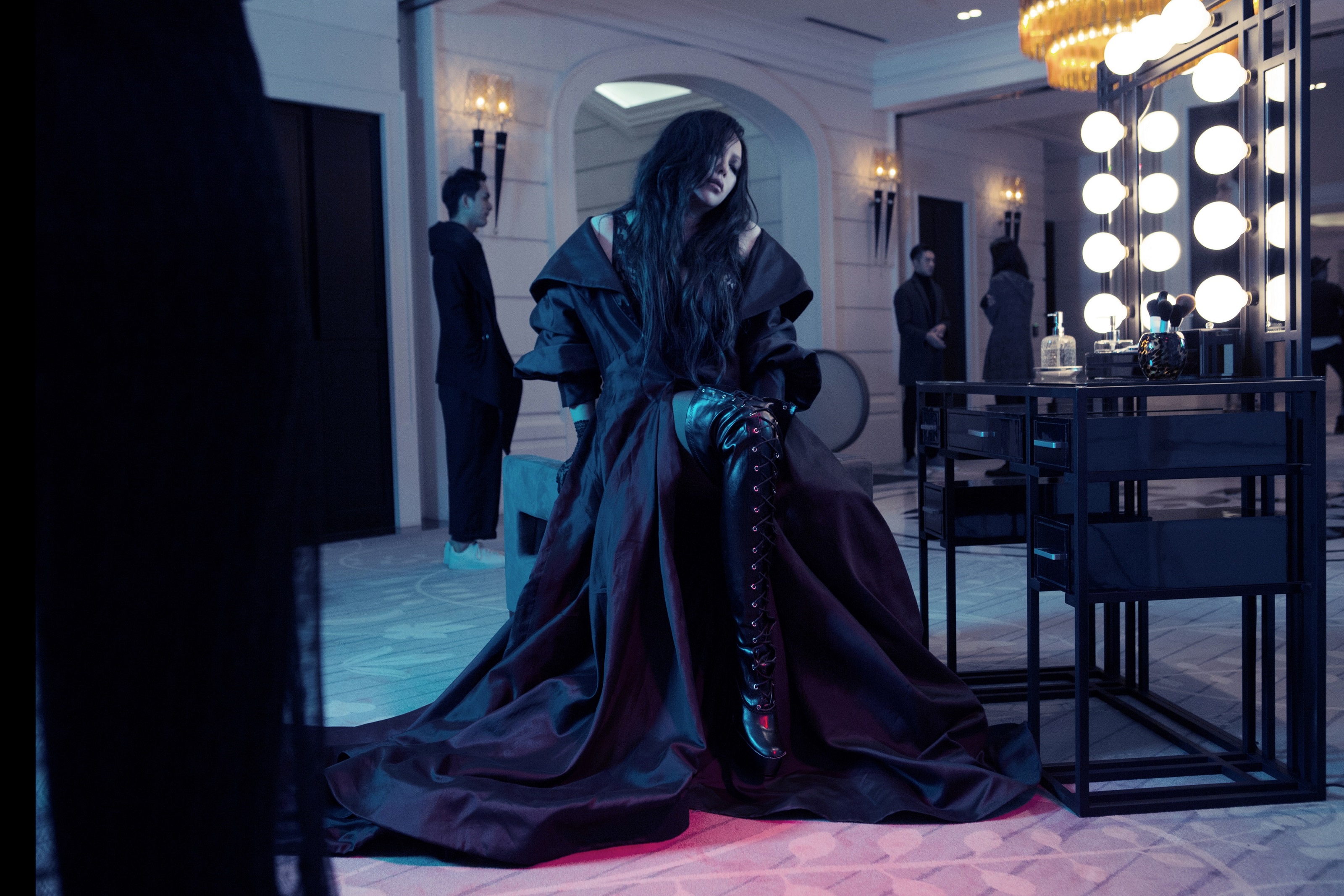 張惠妹穿著霸氣神祕的黑色禮服拍照，足蹬特別訂製的高跟長靴入鏡，拍照時還因用力過猛把鞋底踩斷。（EMI提供）