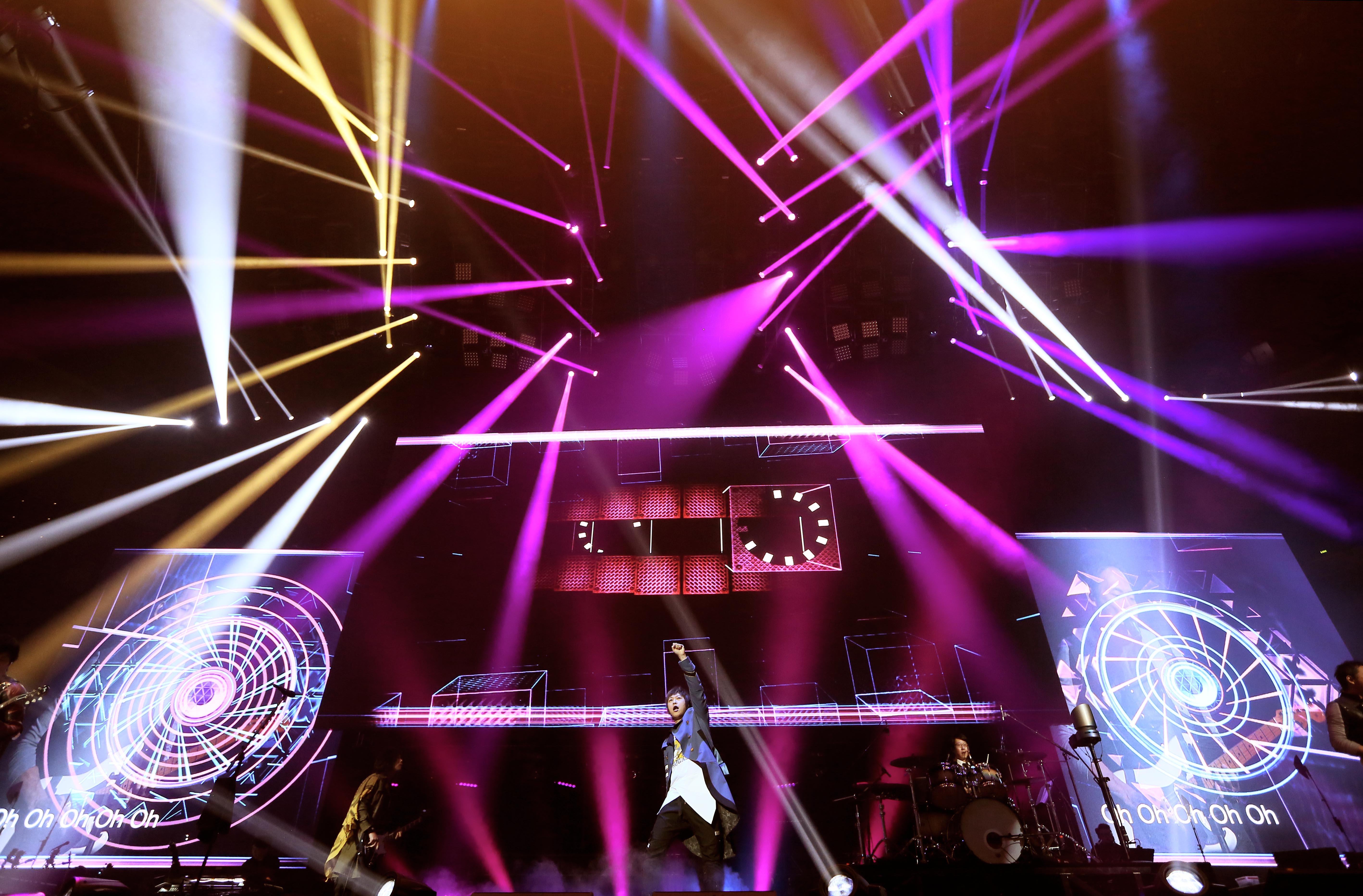 五月天展開北美7場演唱會，為了異鄉遊子特別調整曲目，首張專輯的〈擁抱〉讓現場重溫當年時光。（相信音樂提供）