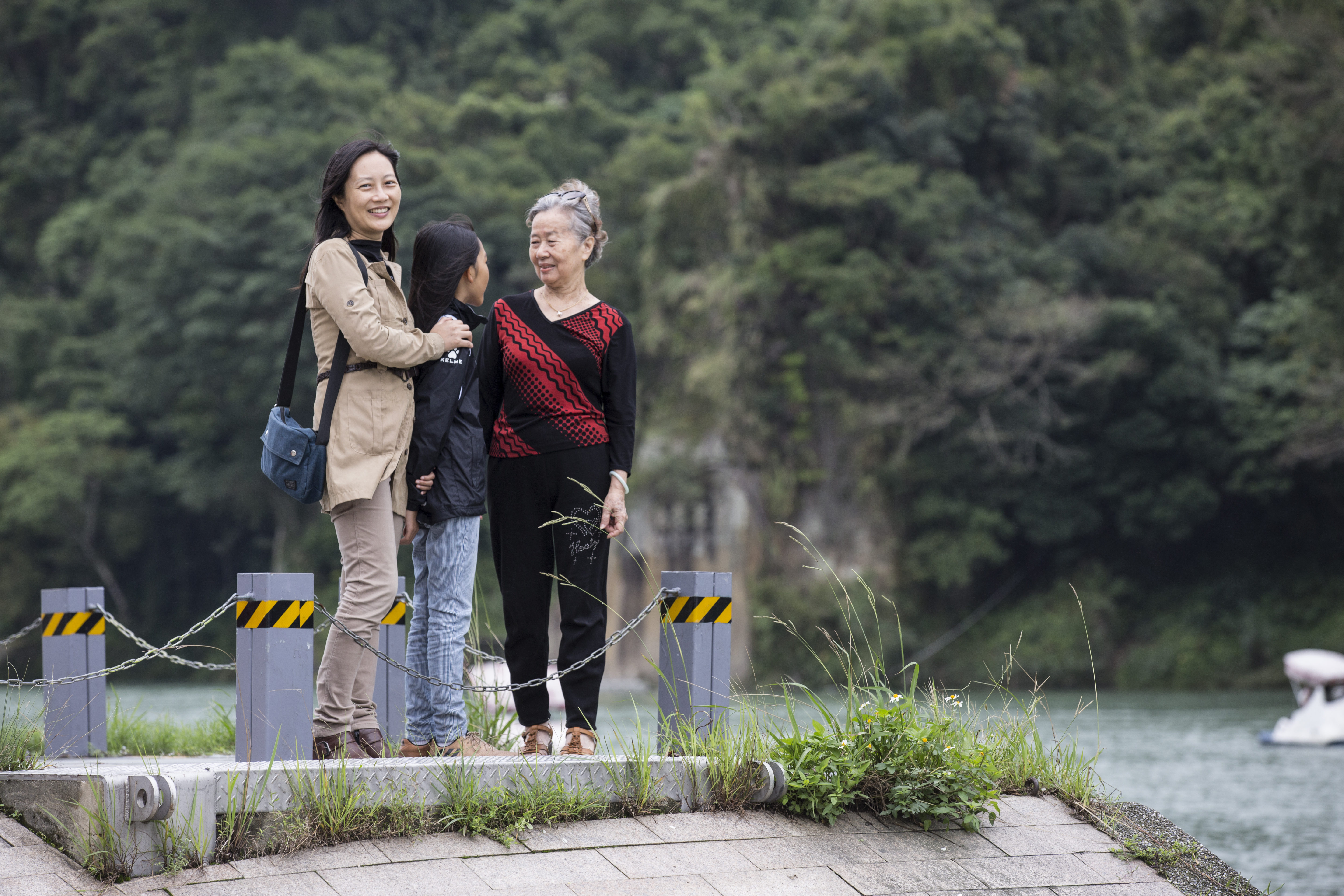 蔡銀娟（左）是養女也是養母，今年以繪本坦言成為母親的心路歷程，右為女兒與媽媽。
