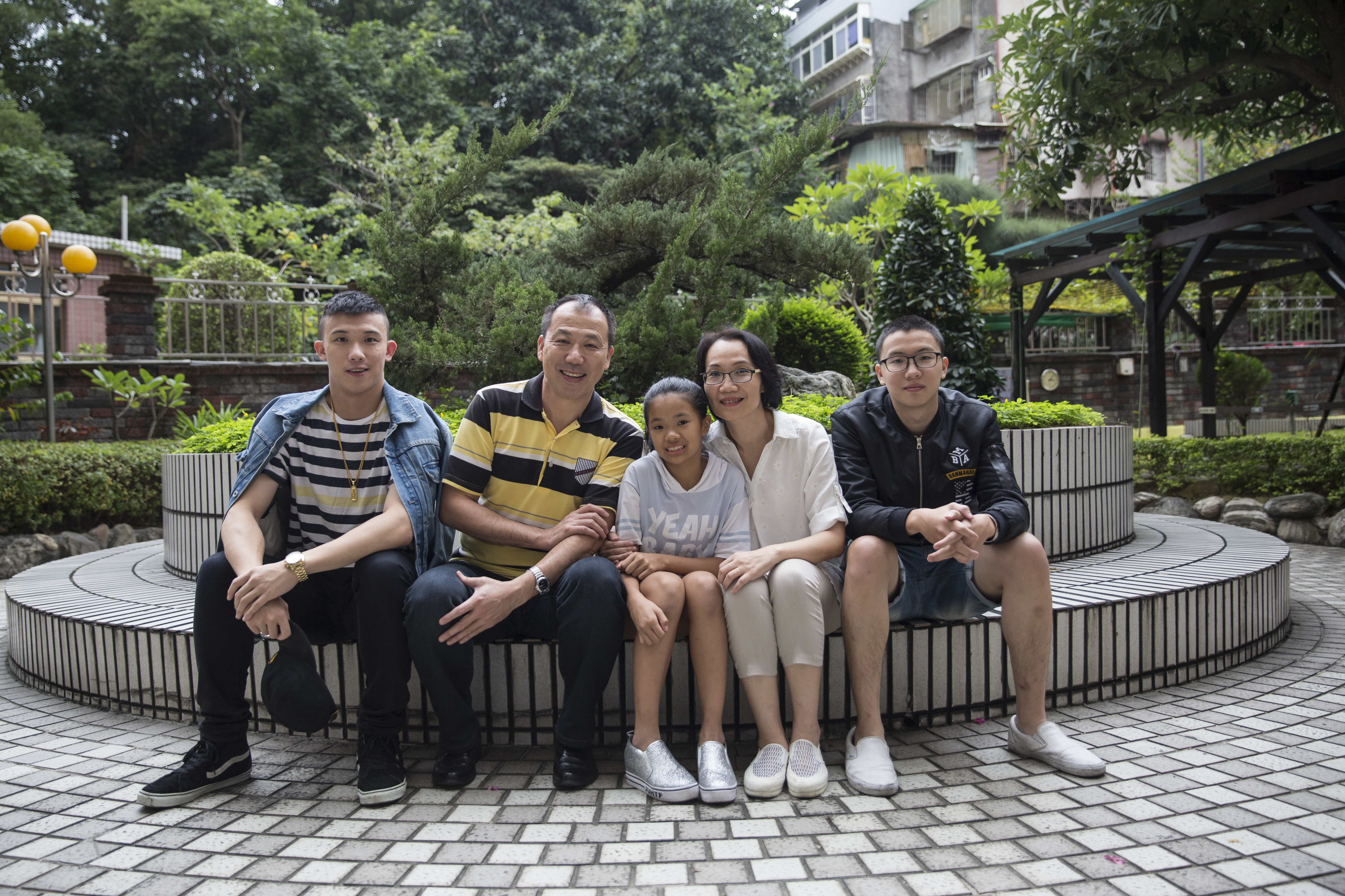 蕭家感情緊密,說好要拍全家福,個個馬上答應,兩個哥哥也準時現身。左起大兒子蕭群益、爸爸蕭文興、女兒蕭荷、媽媽任湘華、小兒子蕭邦益。