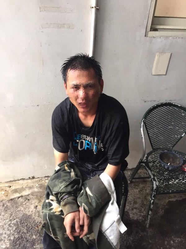 張嫌被辣椒水攻擊,不支倒地被制伏。(警方提供)