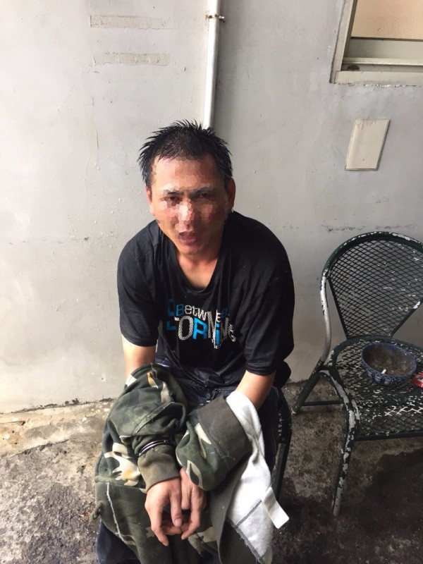 張嫌被辣椒水攻擊，不支倒地被制伏。（警方提供）