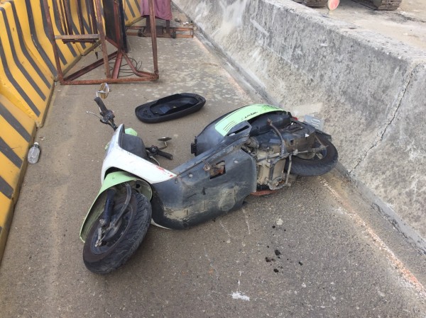 張嫌全身酒味，騎著贓車衝撞警方。（警方提供）