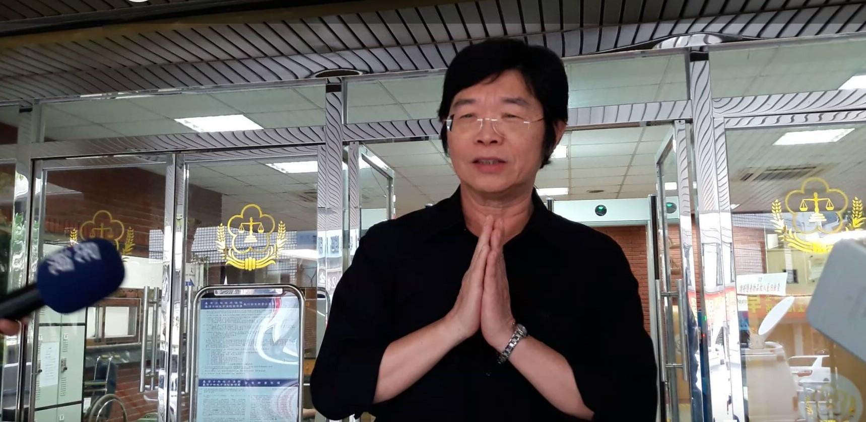 莊圓大師17日開庭後雙手合十，步出法庭，法庭外還有信徒緊跟發傳單。