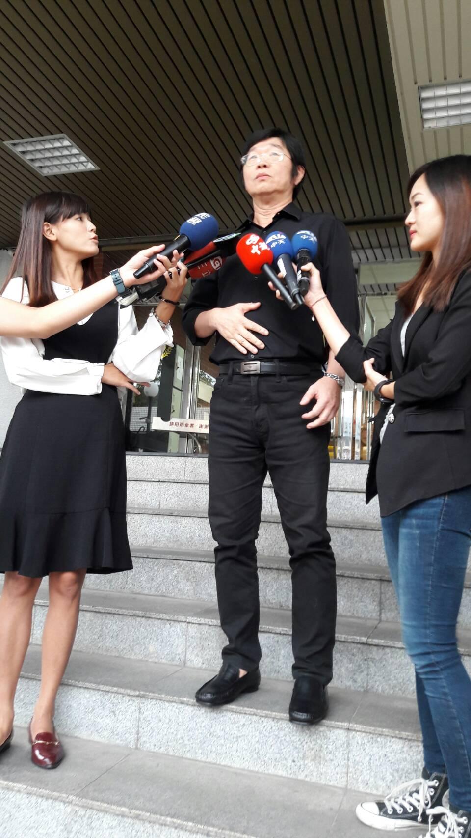 莊圓大師庭後受訪時，向家屬致歉。對於和解金不願多談，卻願意擺出帥帥的pose。