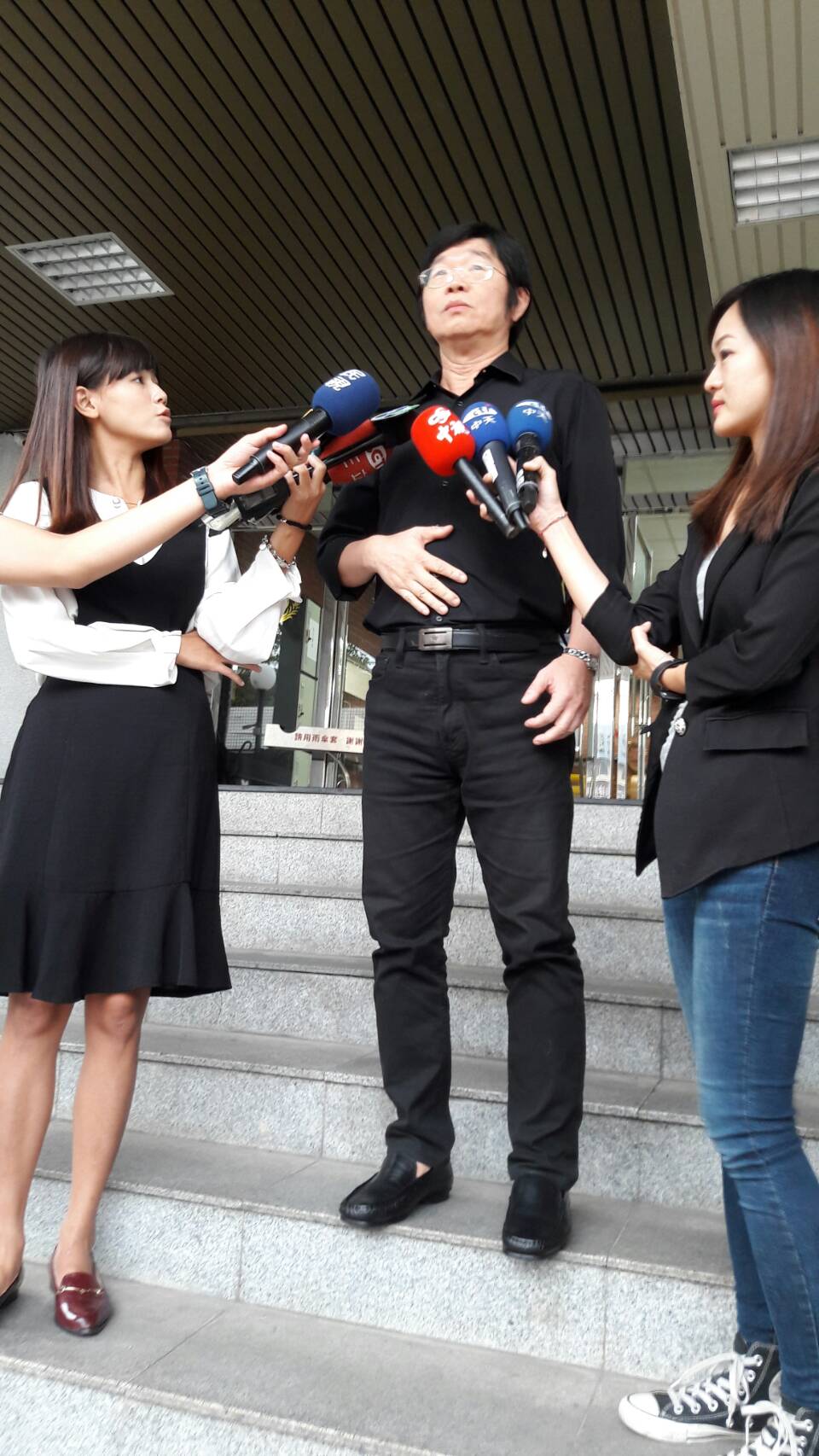 莊圓大師庭後受訪時,向家屬致歉。對於和解金不願多談,卻願意擺出帥帥的pose。