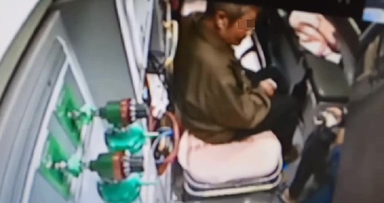 何姓老翁殺妻後，在醫院裡神情呆滯。（警方提供）