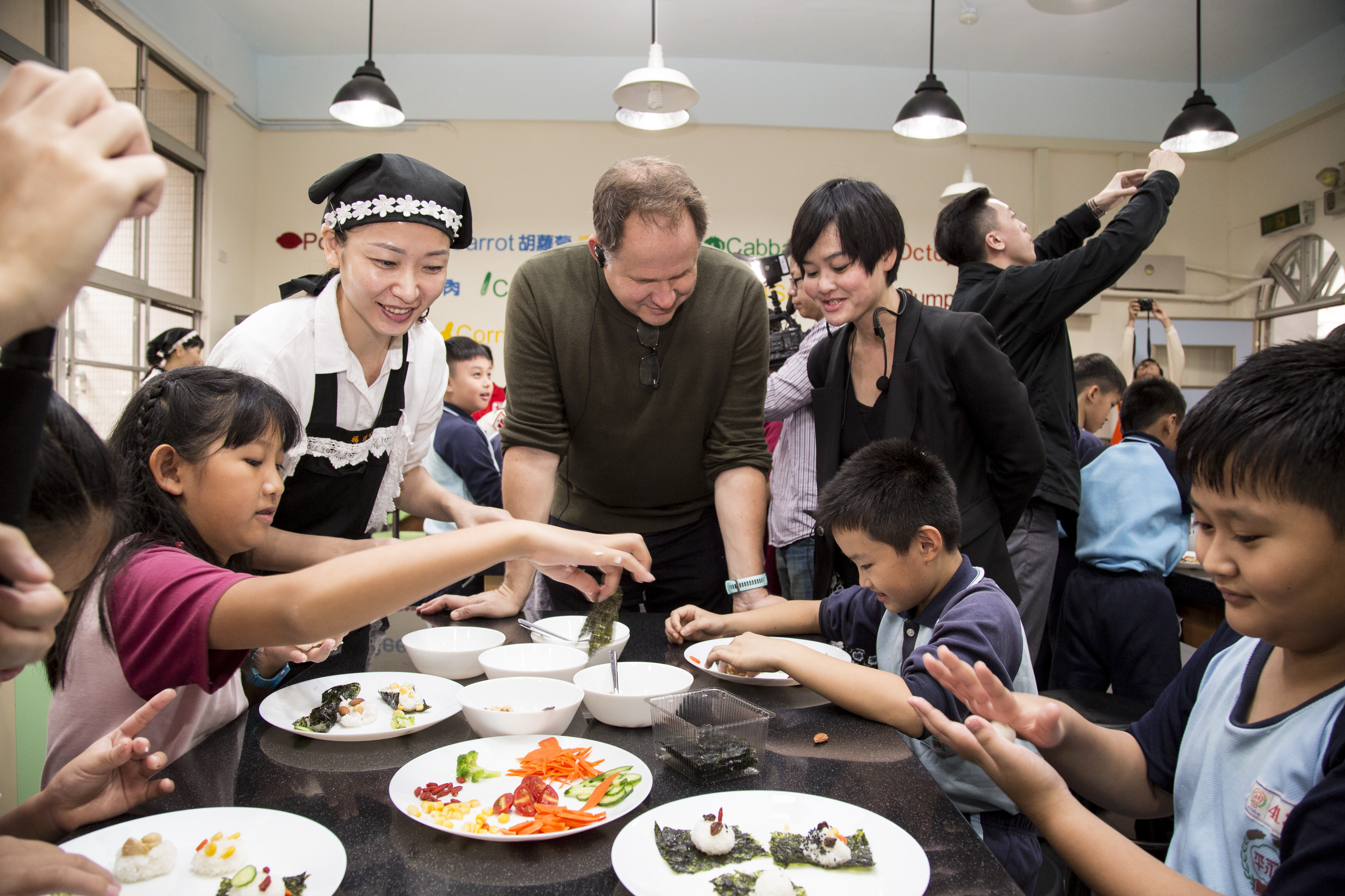 丁博比（中）走入台灣校園，親身體驗了解台灣食育推廣情形。