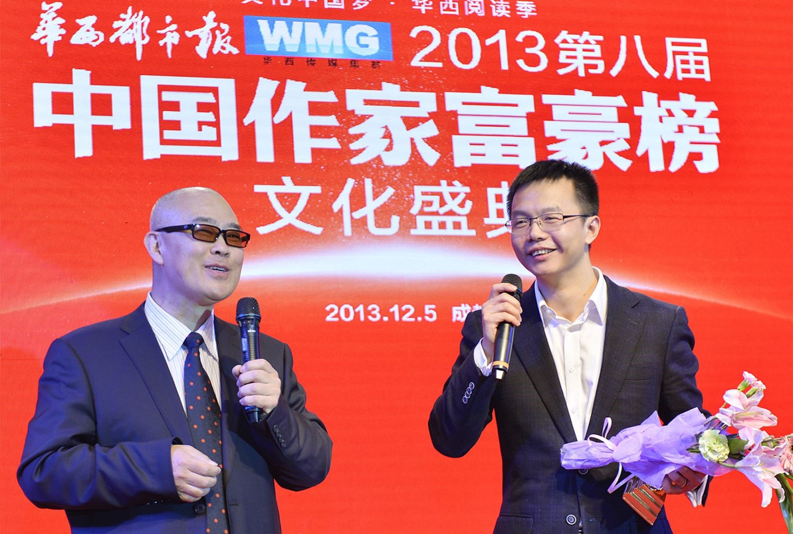 江南（右）於2013年首度登上「中國作家榜」主榜的榜首。（翻攝自「中國作家榜」官網）