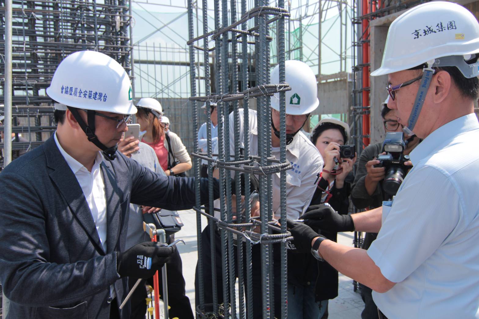 建築安全履歷協會理事長戴雲發力推建築安全履歷，直言鋼筋不是數量足，有綁就好，還要綁對位置和方法，才有抗震力。（建築安全履歷協會提供）