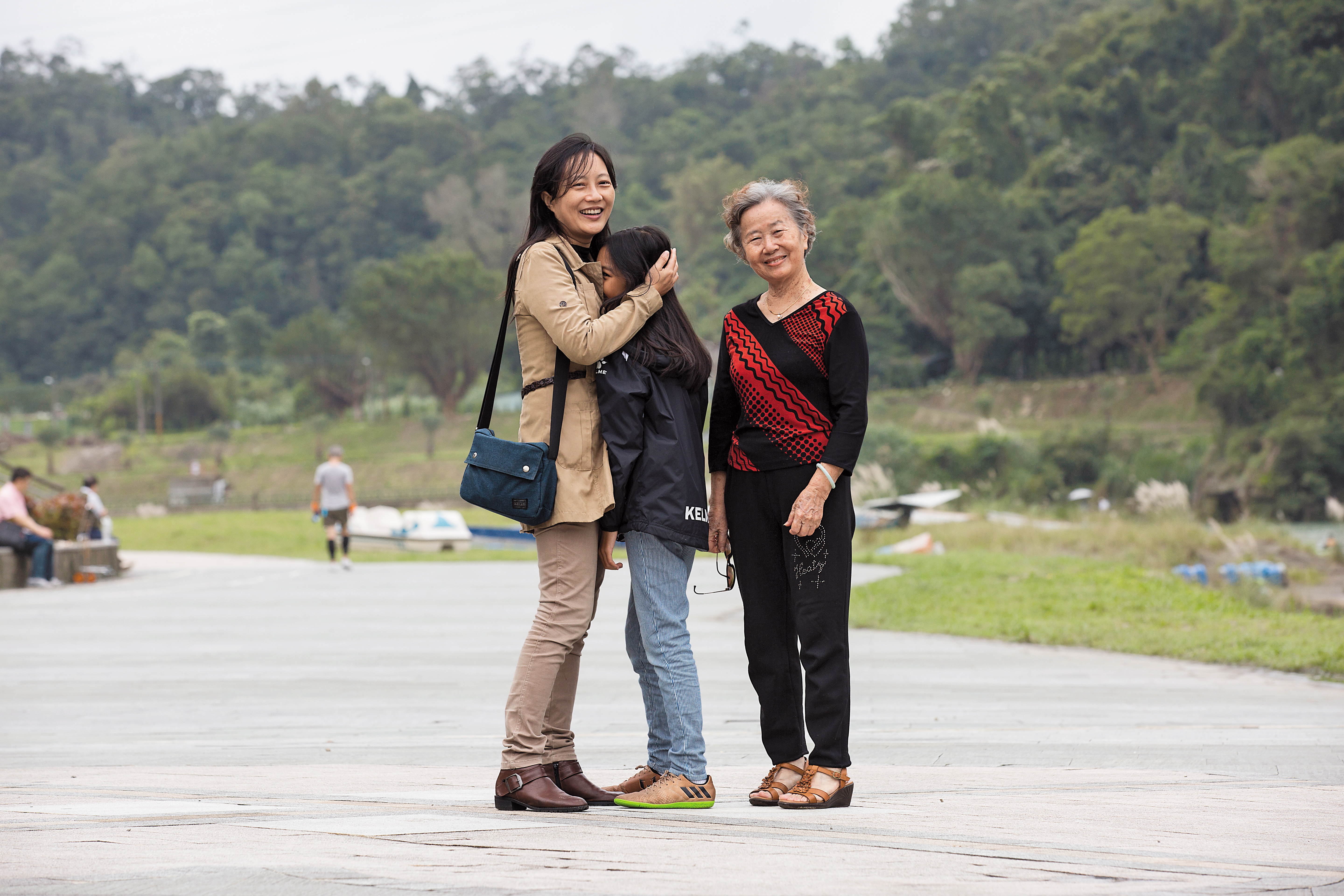 導演蔡銀娟（左）是養女也是養母，媽媽（右）與女兒（中）感情非常好。