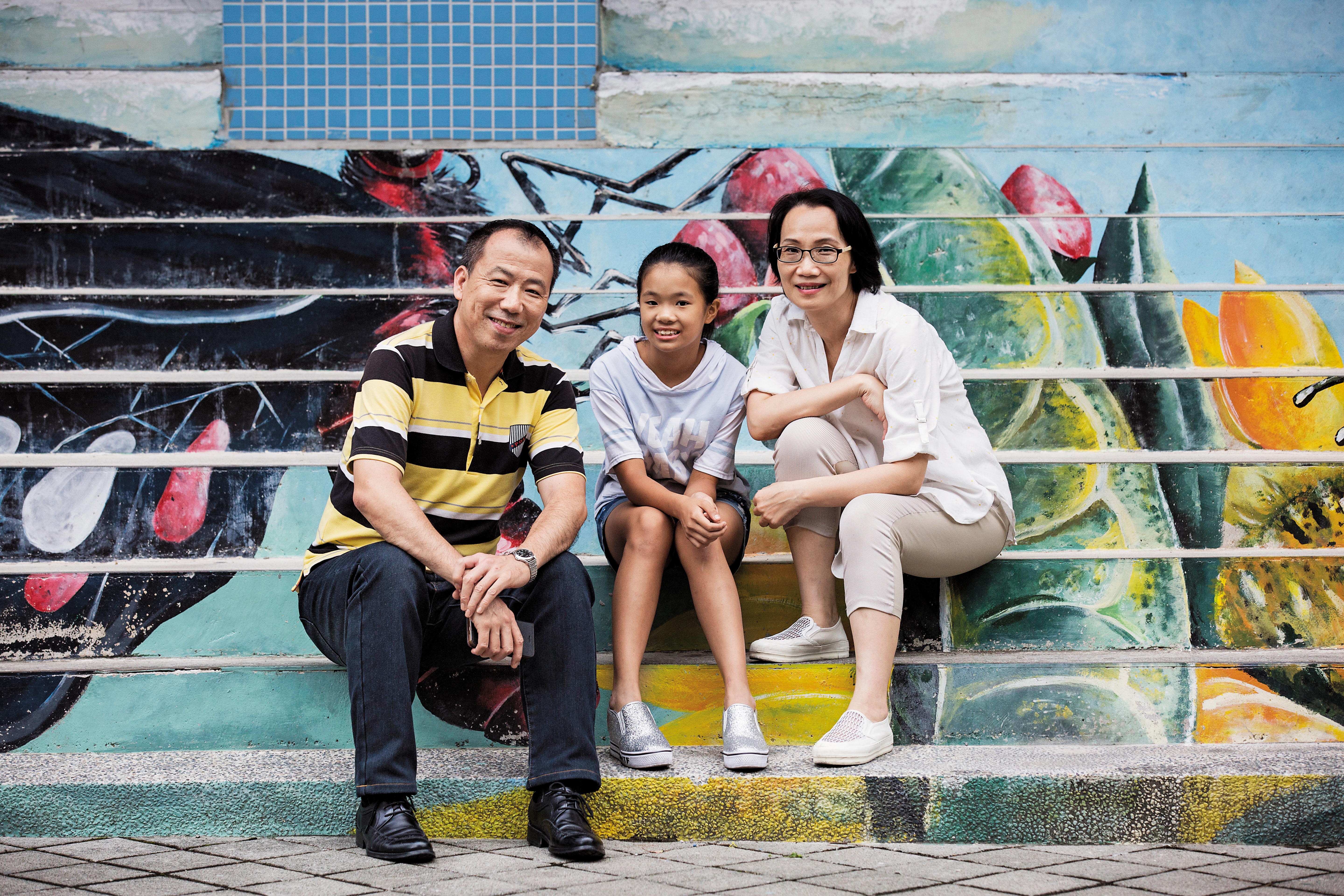 蕭文興（左）與任湘華（右）9年前收養蕭荷（中），蕭荷如今是家裡的小公主。