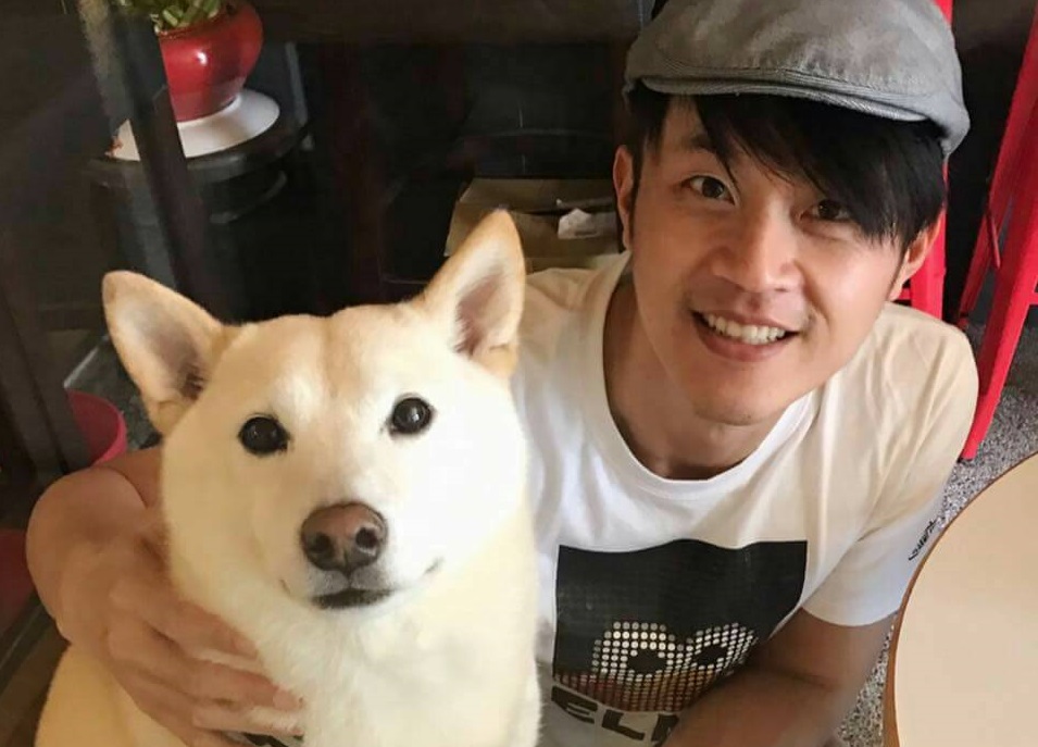 焦糖哥哥陳嘉行被合夥人誣指侵占投資款,今日出庭旁聽。(翻攝陳嘉行粉絲團)