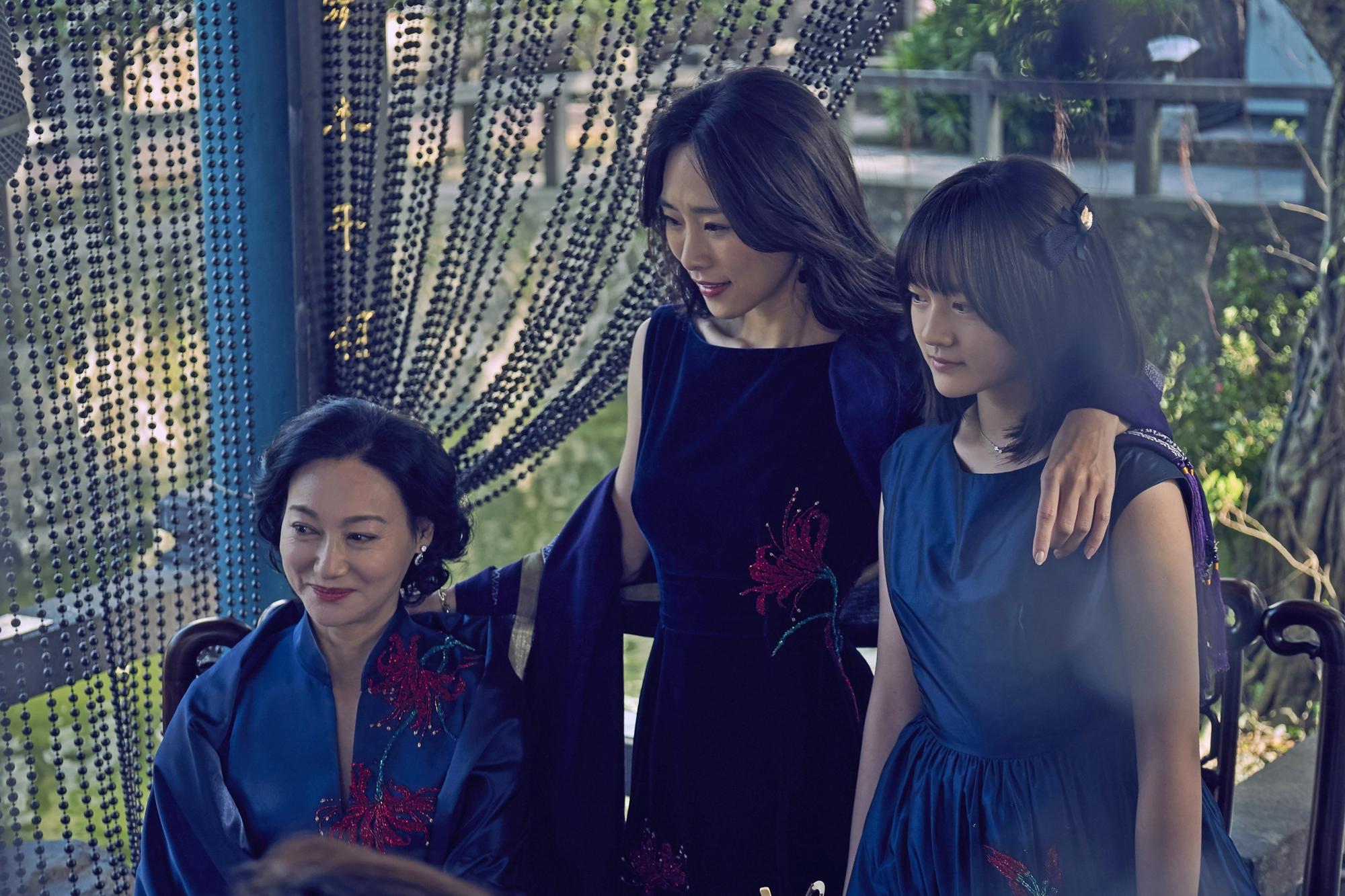 《血觀音》中,惠英紅(左起)、吳可熙、文淇分別飾演棠夫人、棠寧、棠真。(双喜提供)